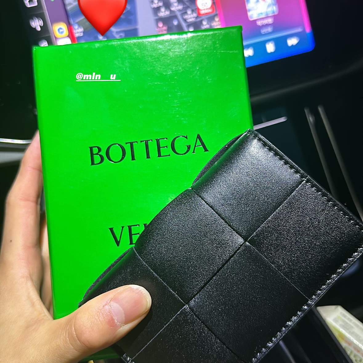 Bottega Veneta Flap Card Case Black 착용 스타일