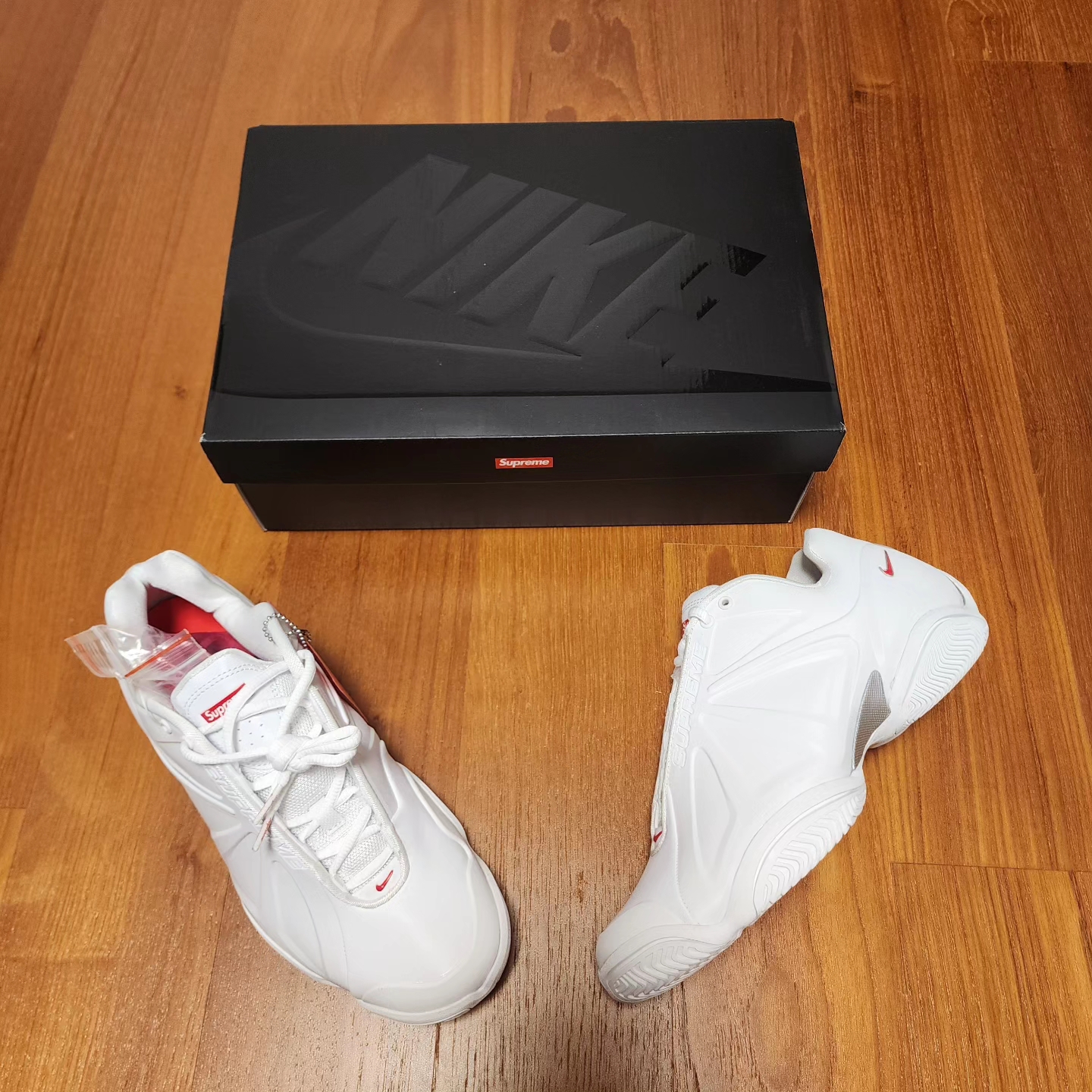 Nike x Supreme Air Zoom Courtposite SP White University Red 착용 스타일 - 3