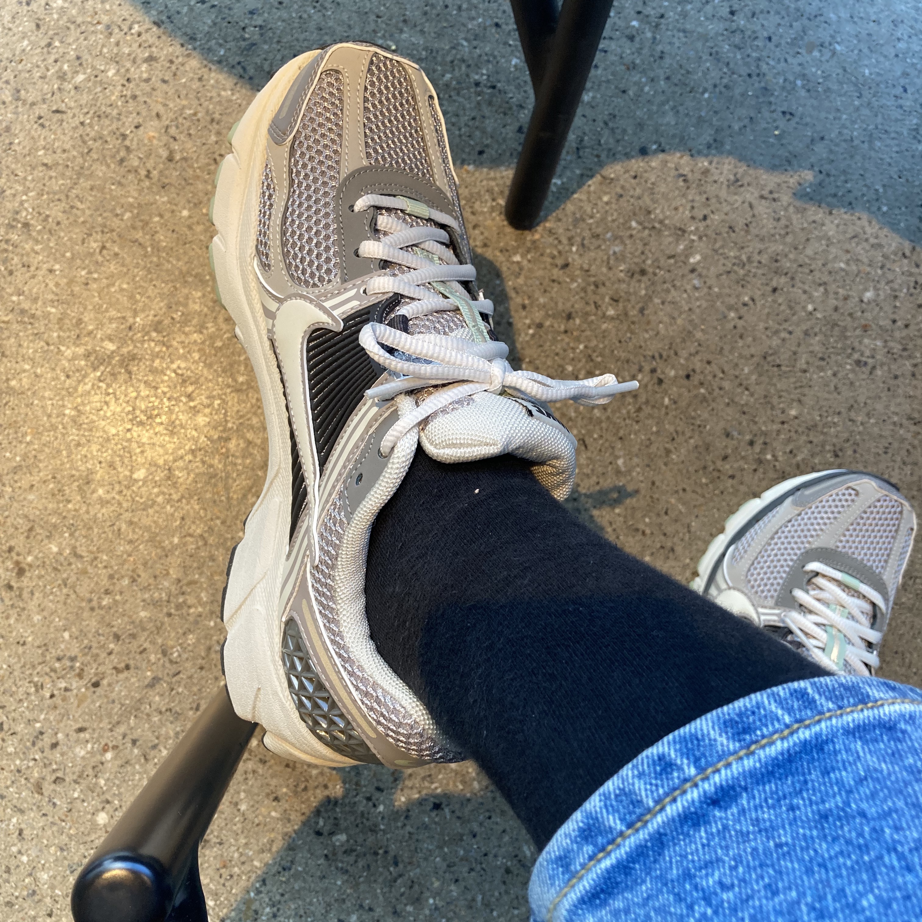 (W) Nike Zoom Vomero 5 Cobblestone and Flat Pewter 착용 스타일 - 2