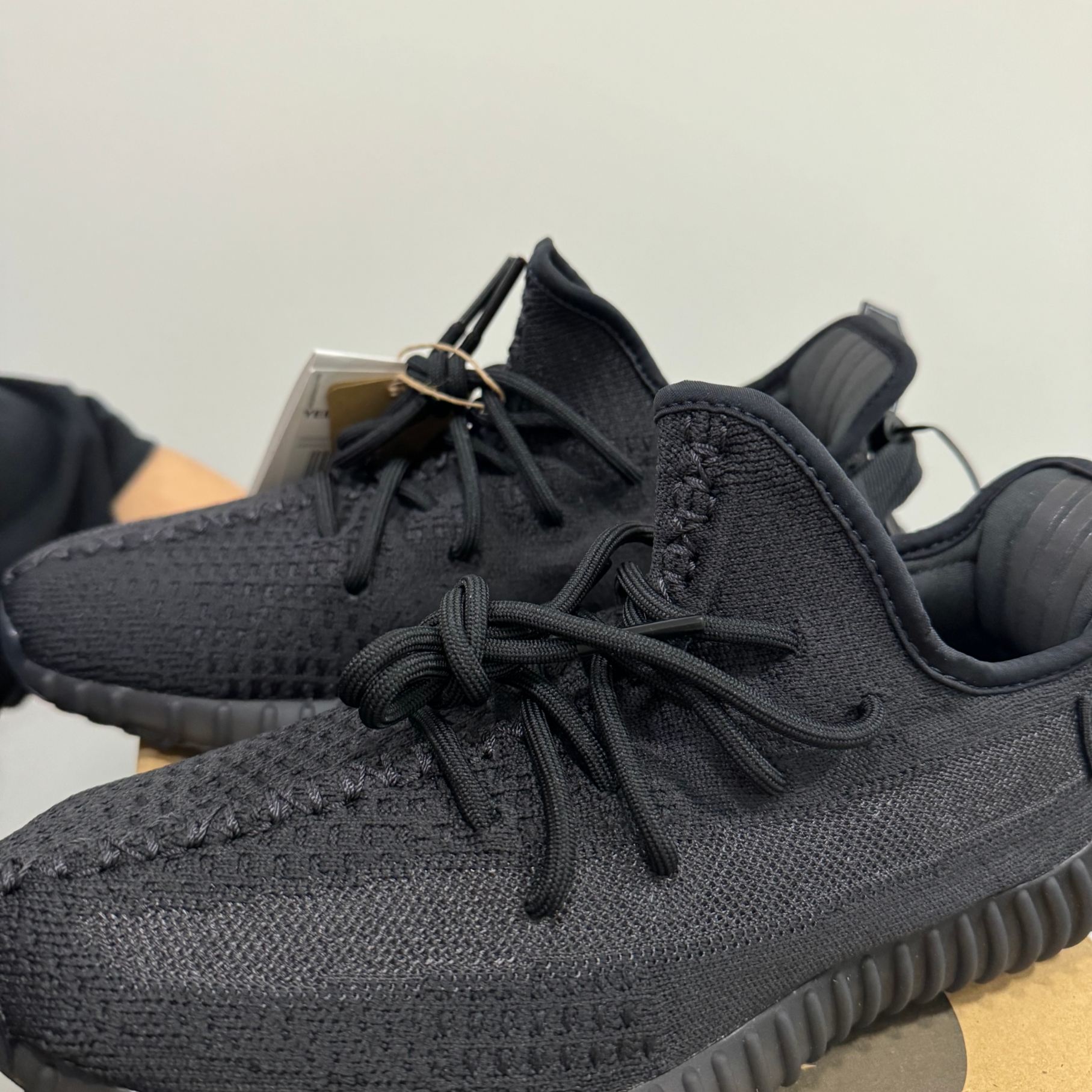Adidas Yeezy Boost 350 V2 Onyx 착용 스타일 - 3