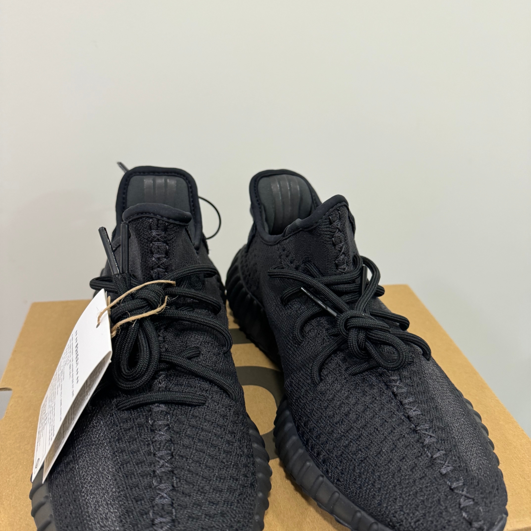 Adidas Yeezy Boost 350 V2 Onyx 착용 스타일 - 1