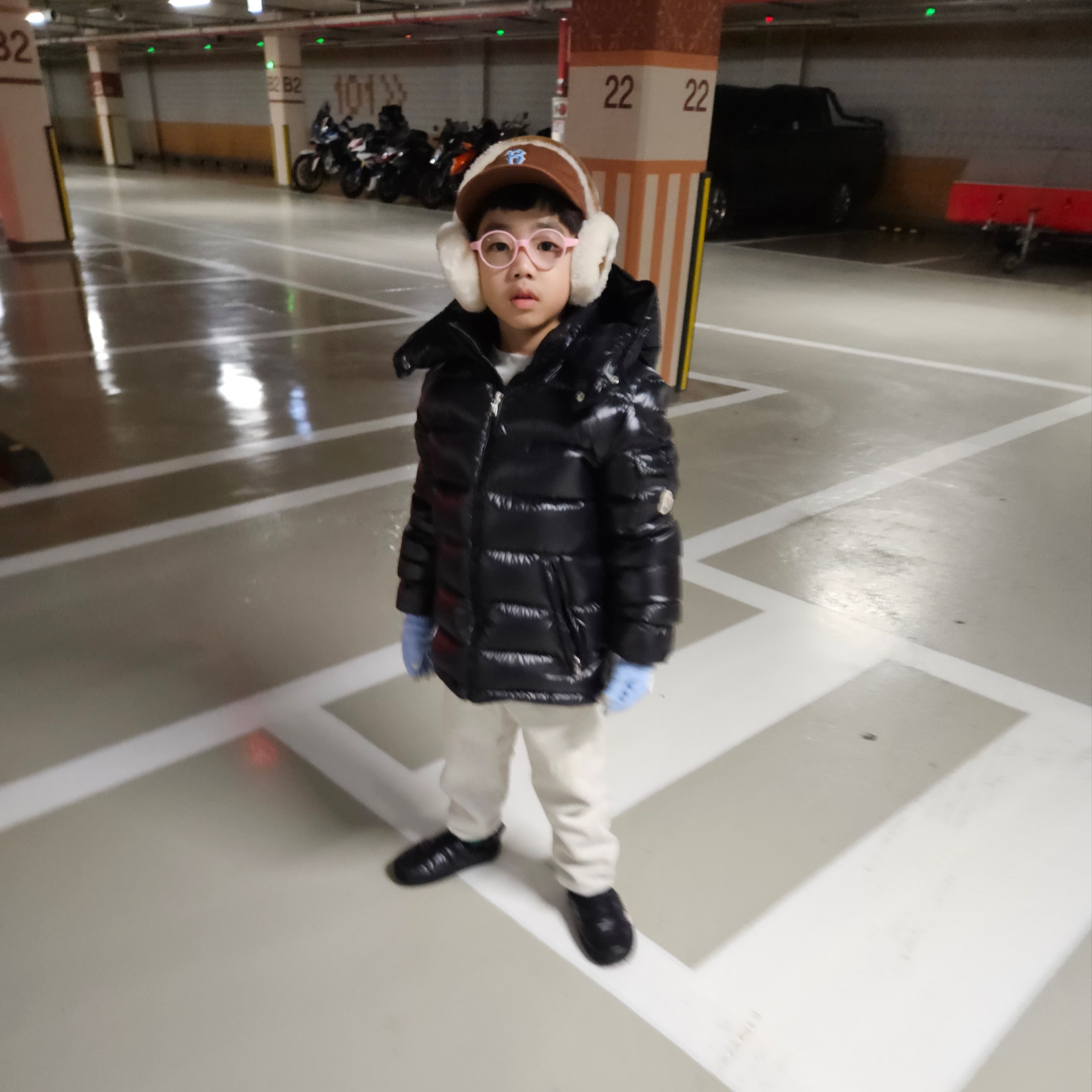 (W) The North Face Thermoball Traction Mule V Black, (Kids) Moncler New Maya Down Jacket Black - 23FW 착용 스타일 - 1