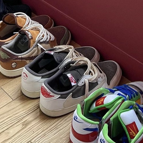 Jordan 1 x Travis Scott Retro Low OG SP Sail and Ridgerock 착용 스타일