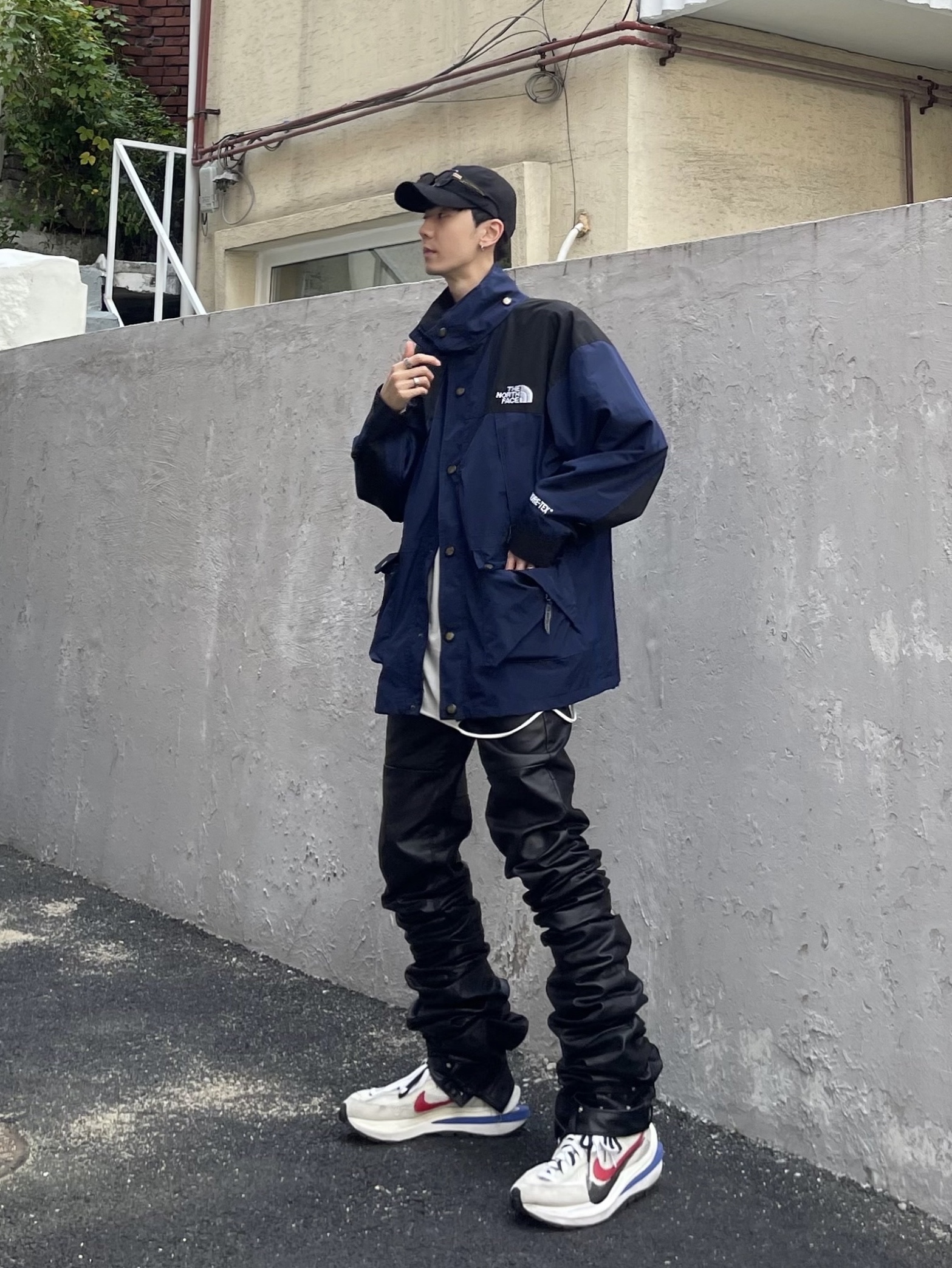 Nike x Sacai VaporWaffle Royal Fuchsia 착용 스타일