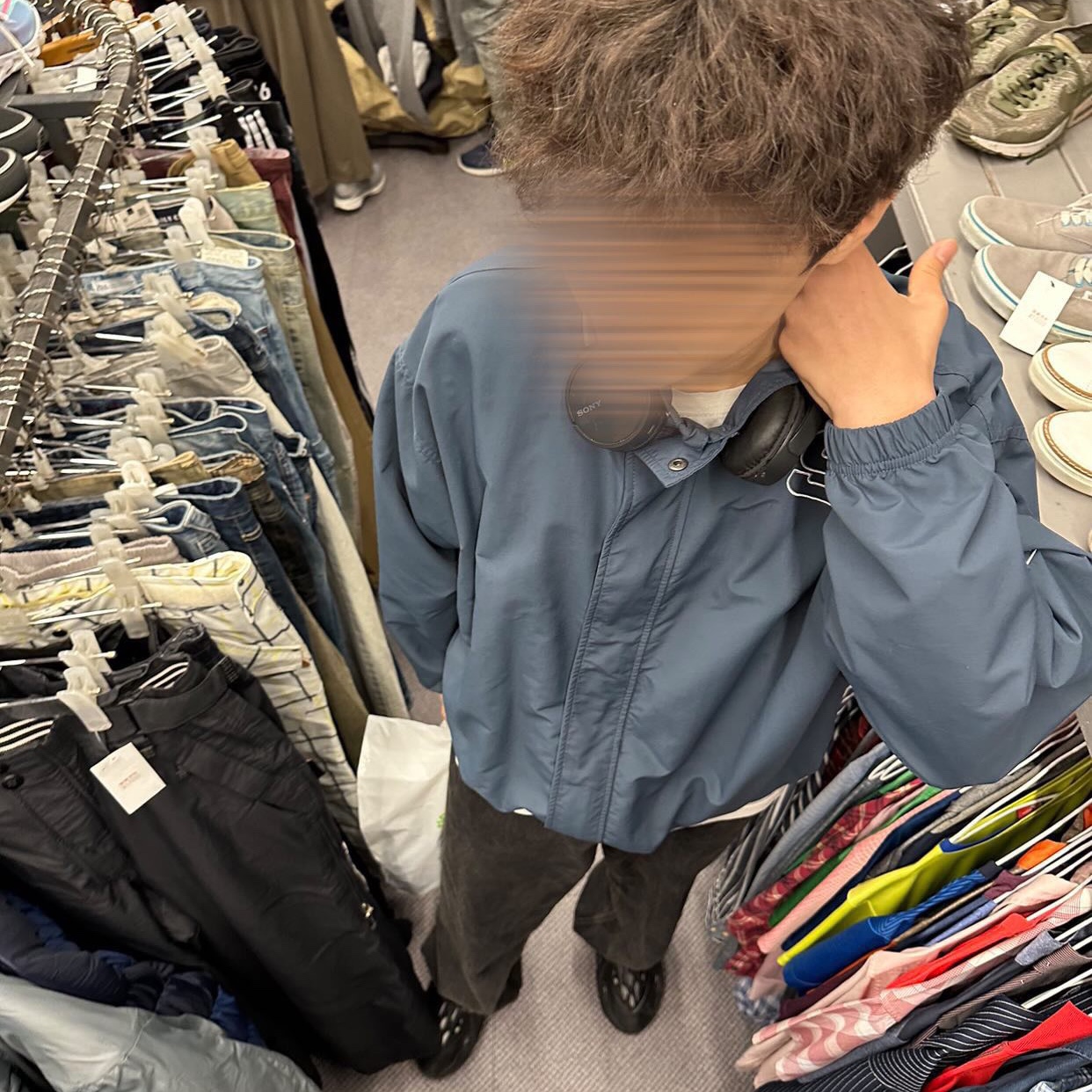 Supreme Spellout Embroidered Track Jacket Dark Blue - 23FW, Adidas Yeezy Foam RNNR Onyx 착용 스타일 - 4