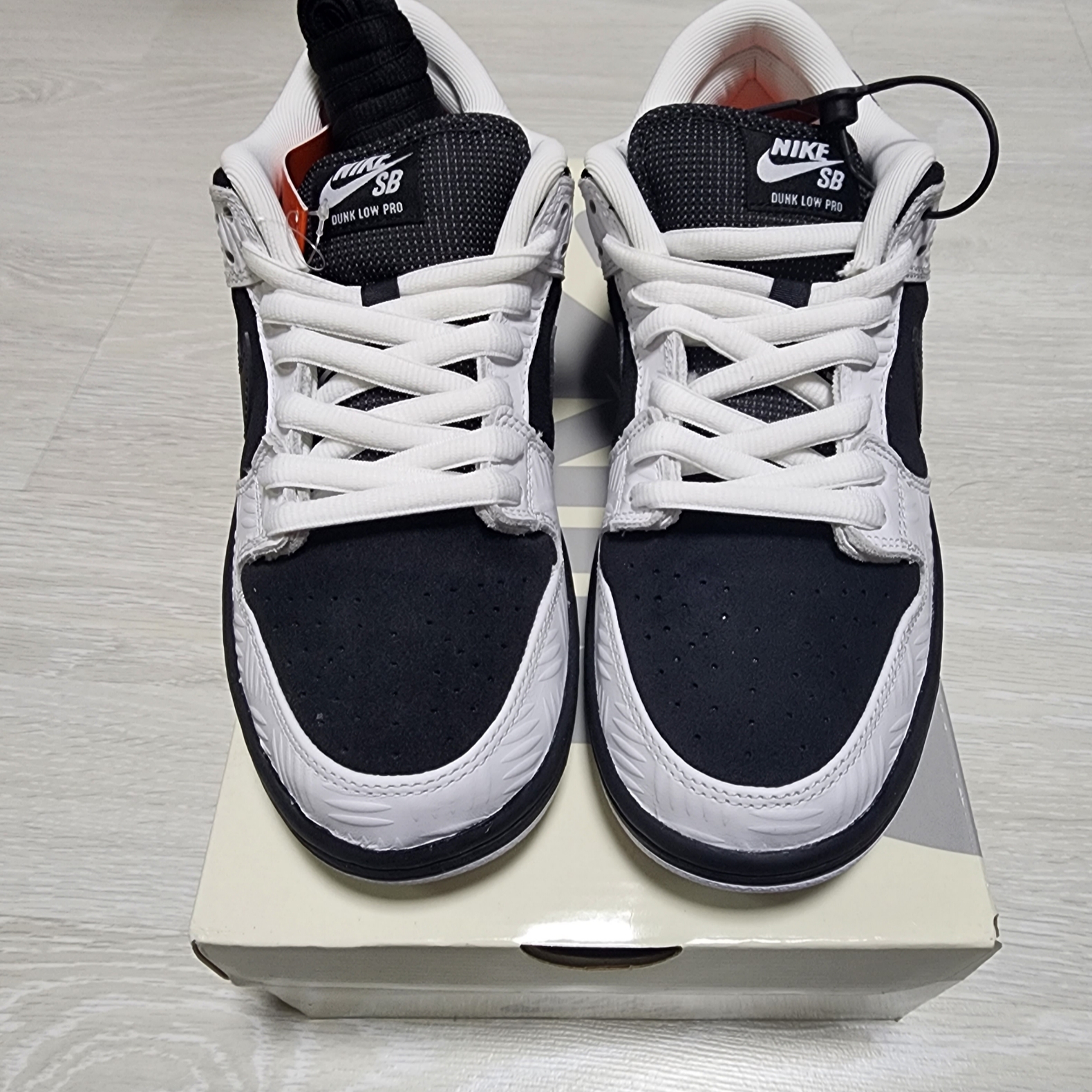 Nike x Tightbooth SB Dunk Low Pro Black and White 착용 스타일 - 2