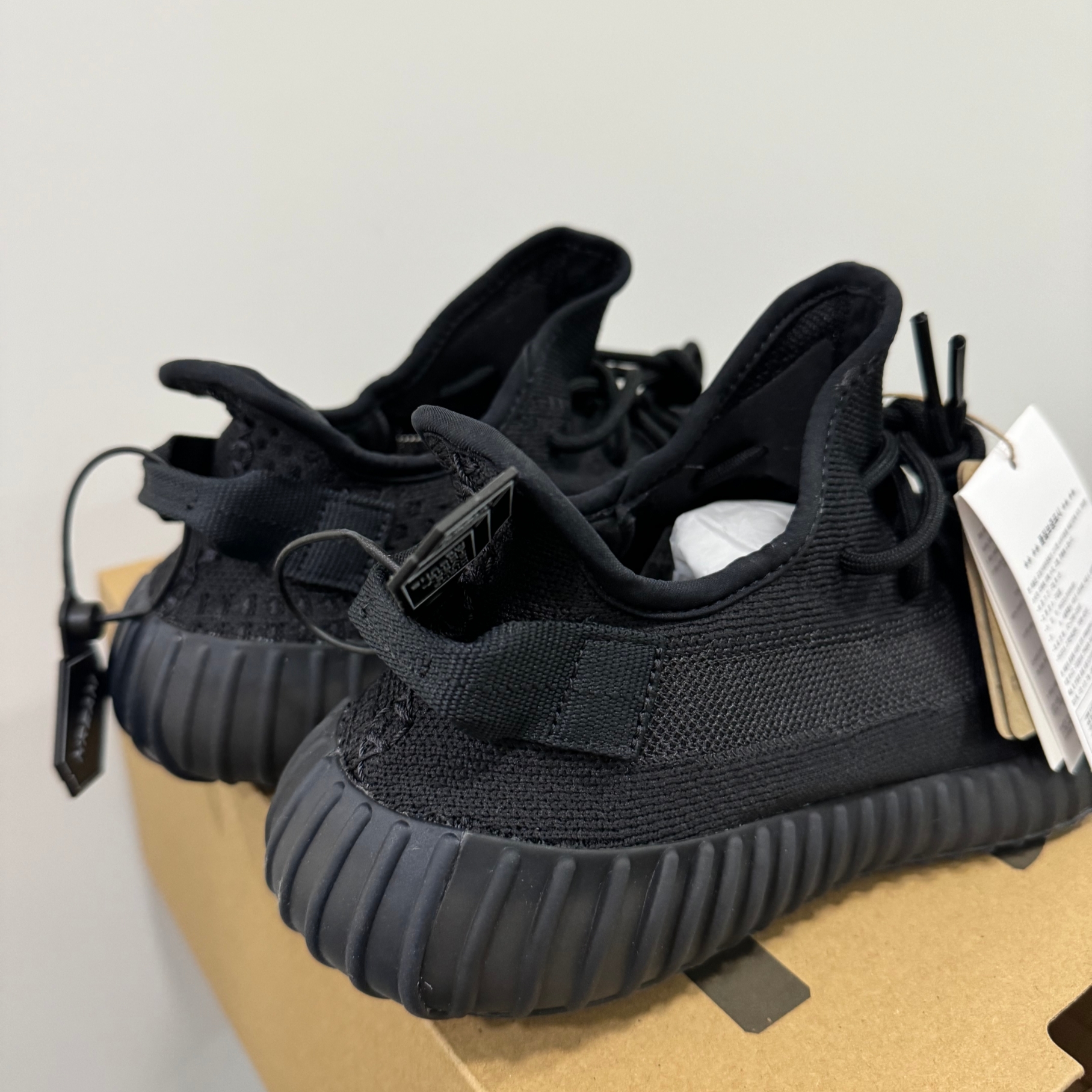Adidas Yeezy Boost 350 V2 Onyx 착용 스타일 - 4