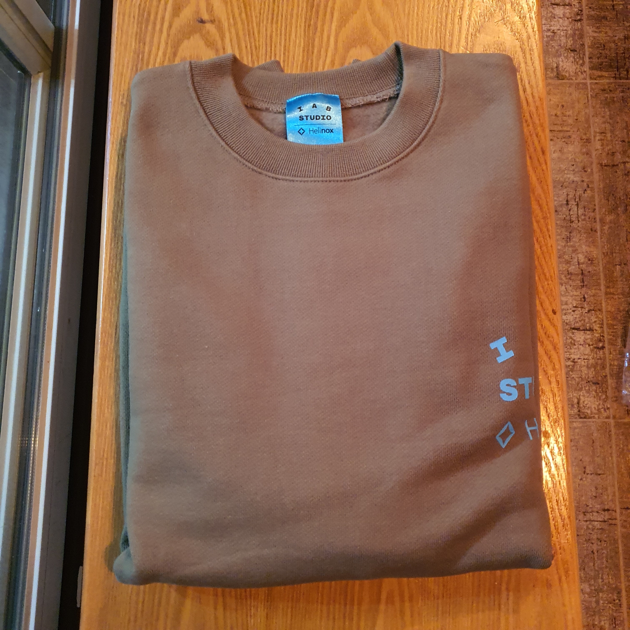 IAB Studio x Helinox Sweatshirt Leaf Green 착용 스타일