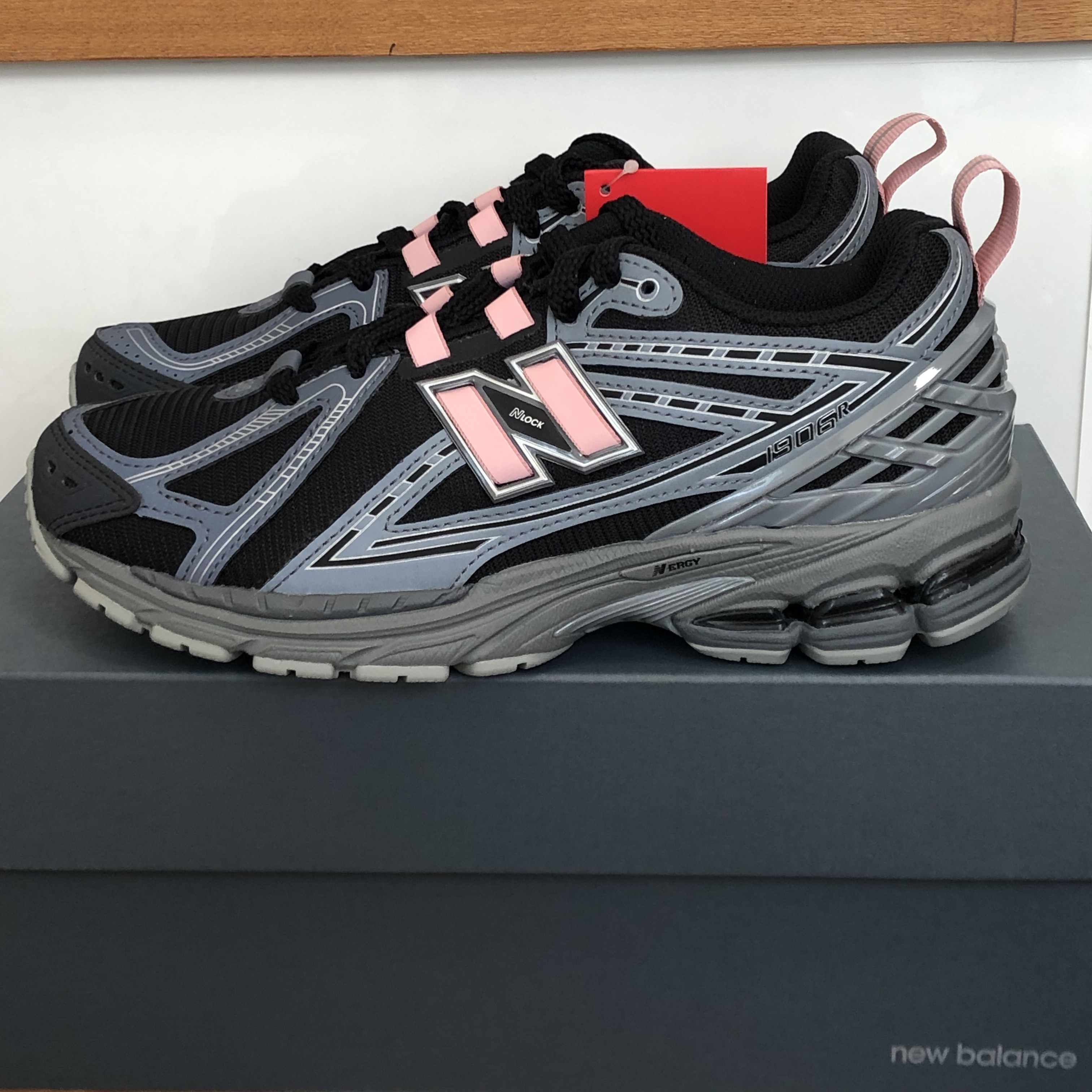 New Balance 1906R Black Pink Moon 착용 스타일
