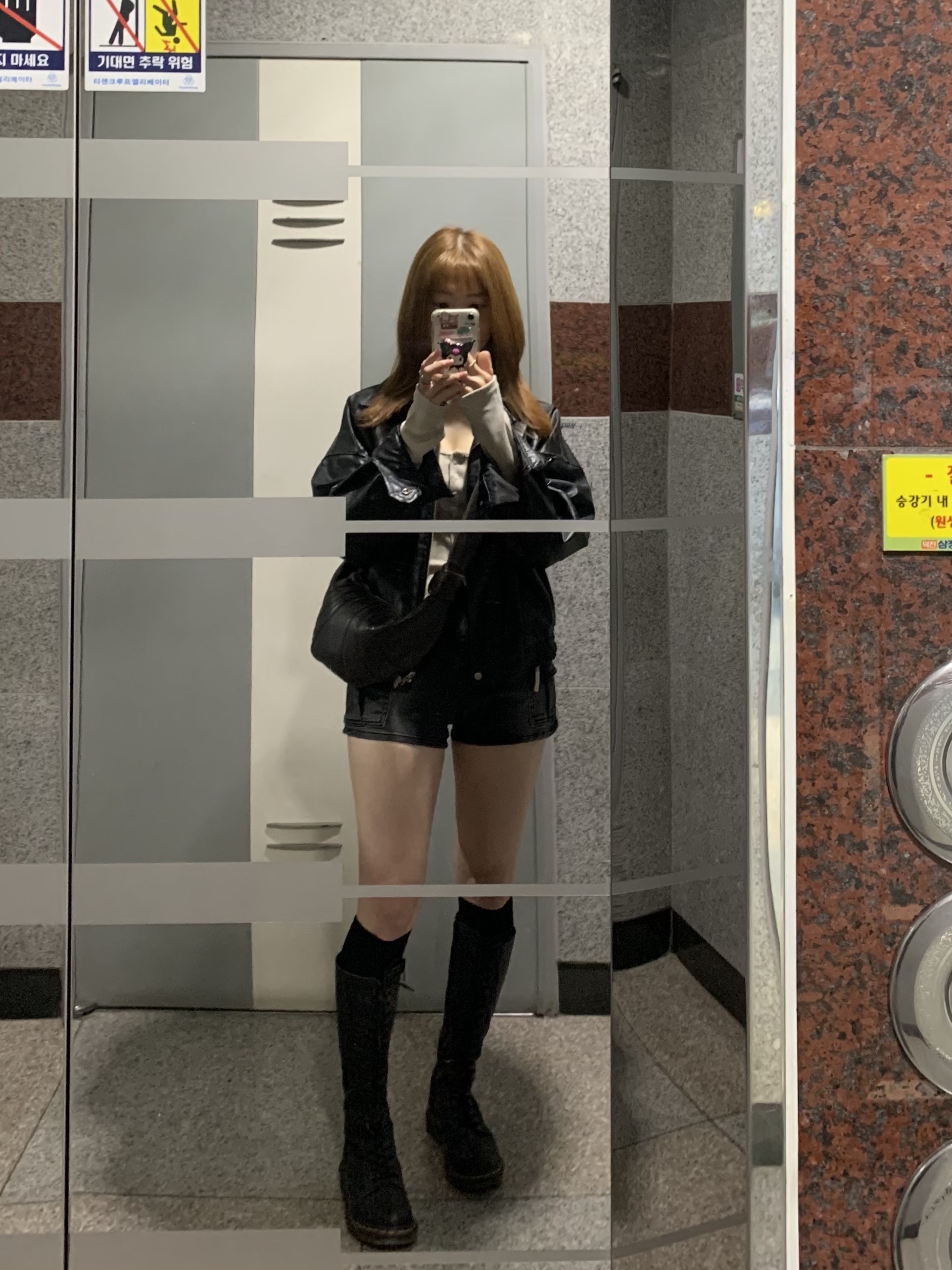 (W) Dr. Martens 1B60 Boots Black, Lemaire Small Croissant Bag Soft Nappa Leather Dark Chocolate 착용 스타일