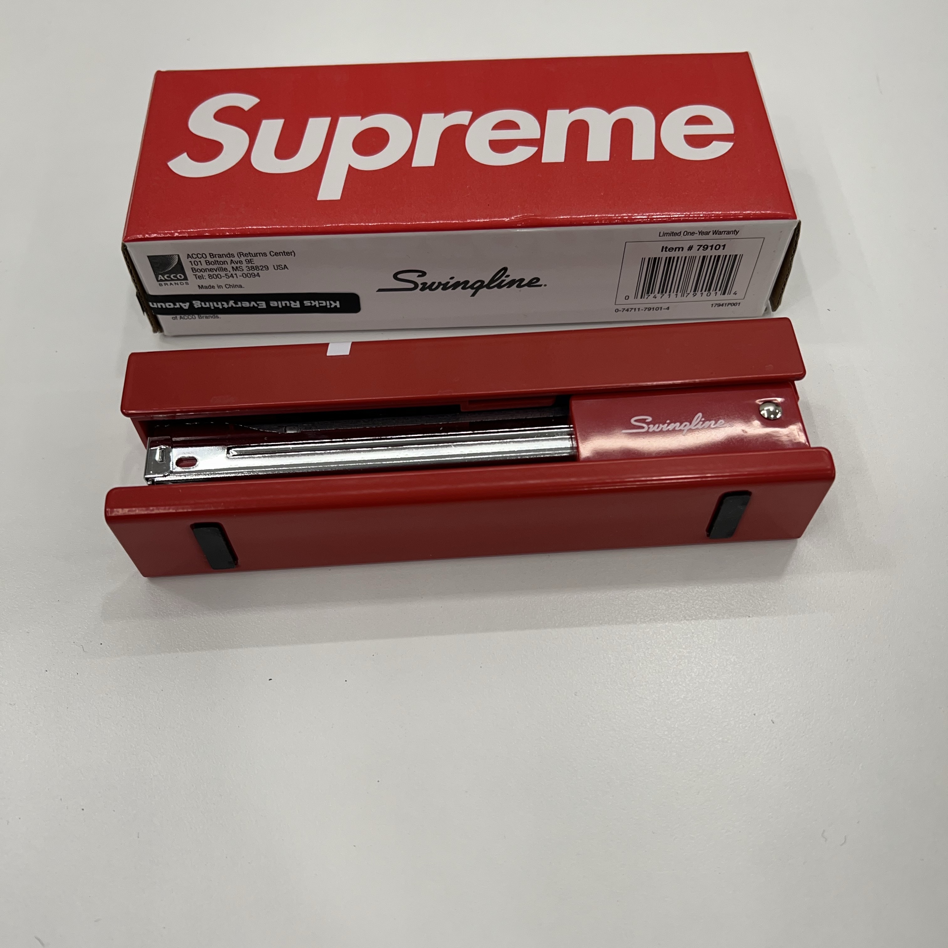 Supreme Swingline Stapler Red - 20SS 착용 스타일 - 2