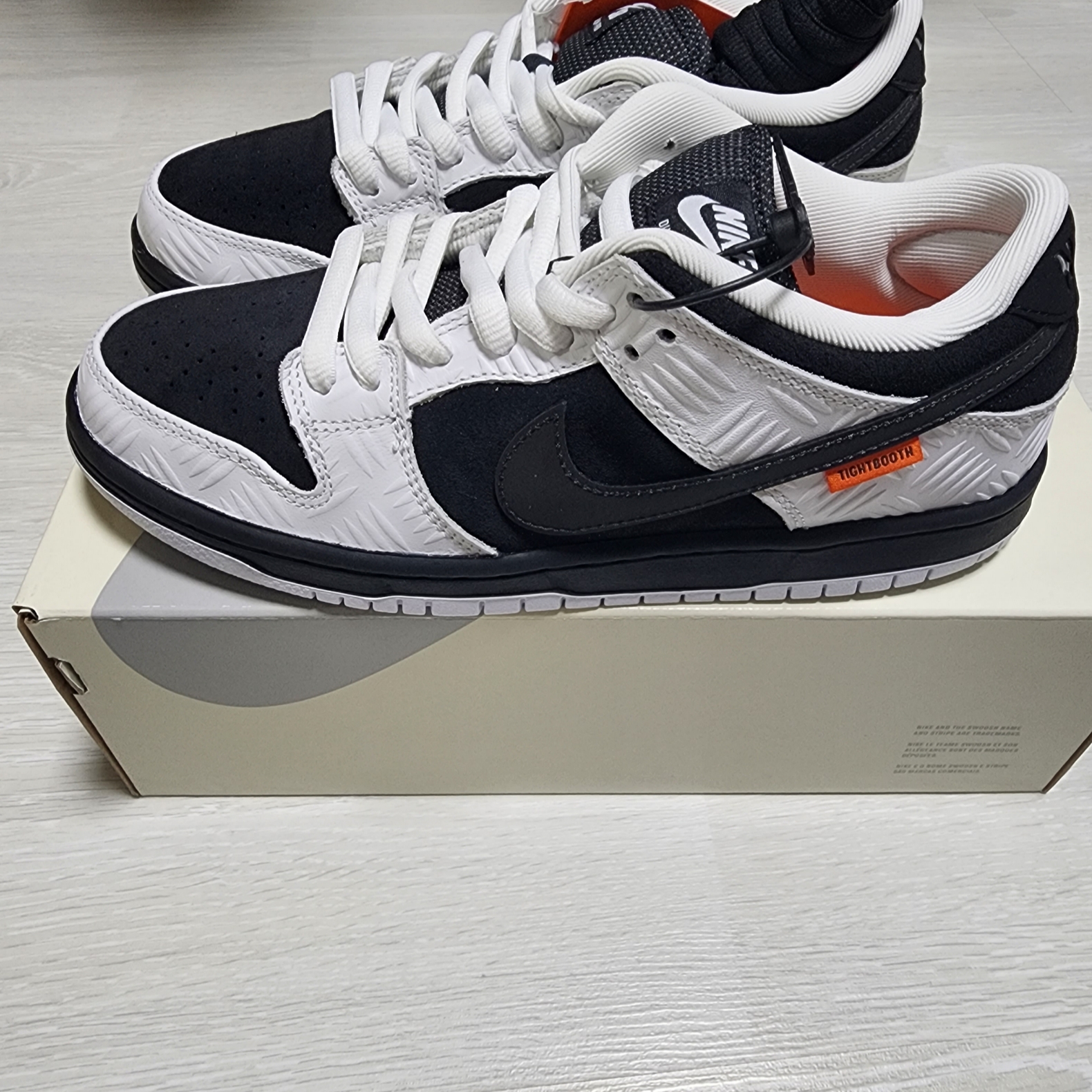 Nike x Tightbooth SB Dunk Low Pro Black and White 착용 스타일 - 1