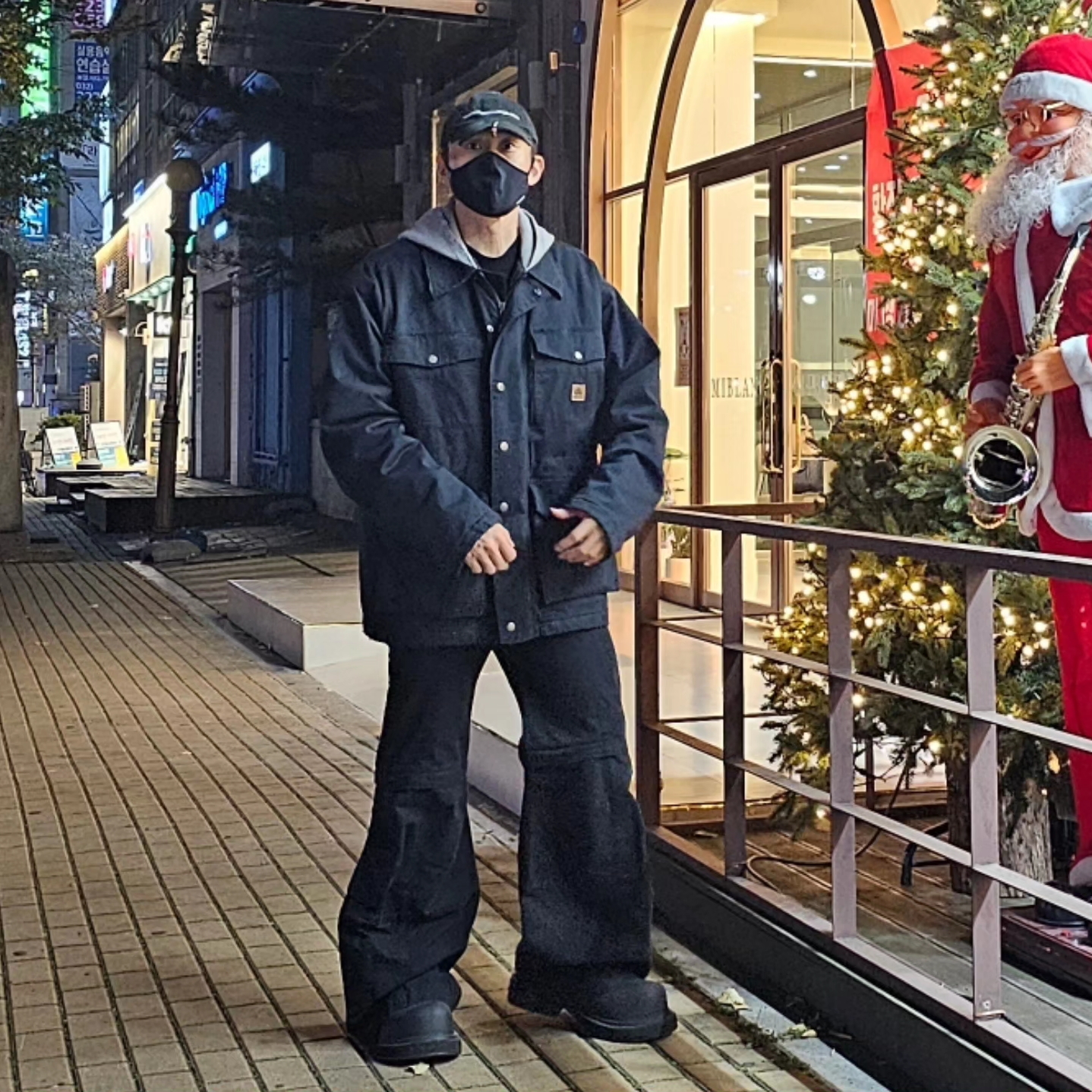 Balenciaga Double B Workwear Oversized Parka Dark Navy, Balenciaga Flared Cargo Pants Black 착용 스타일 - 4