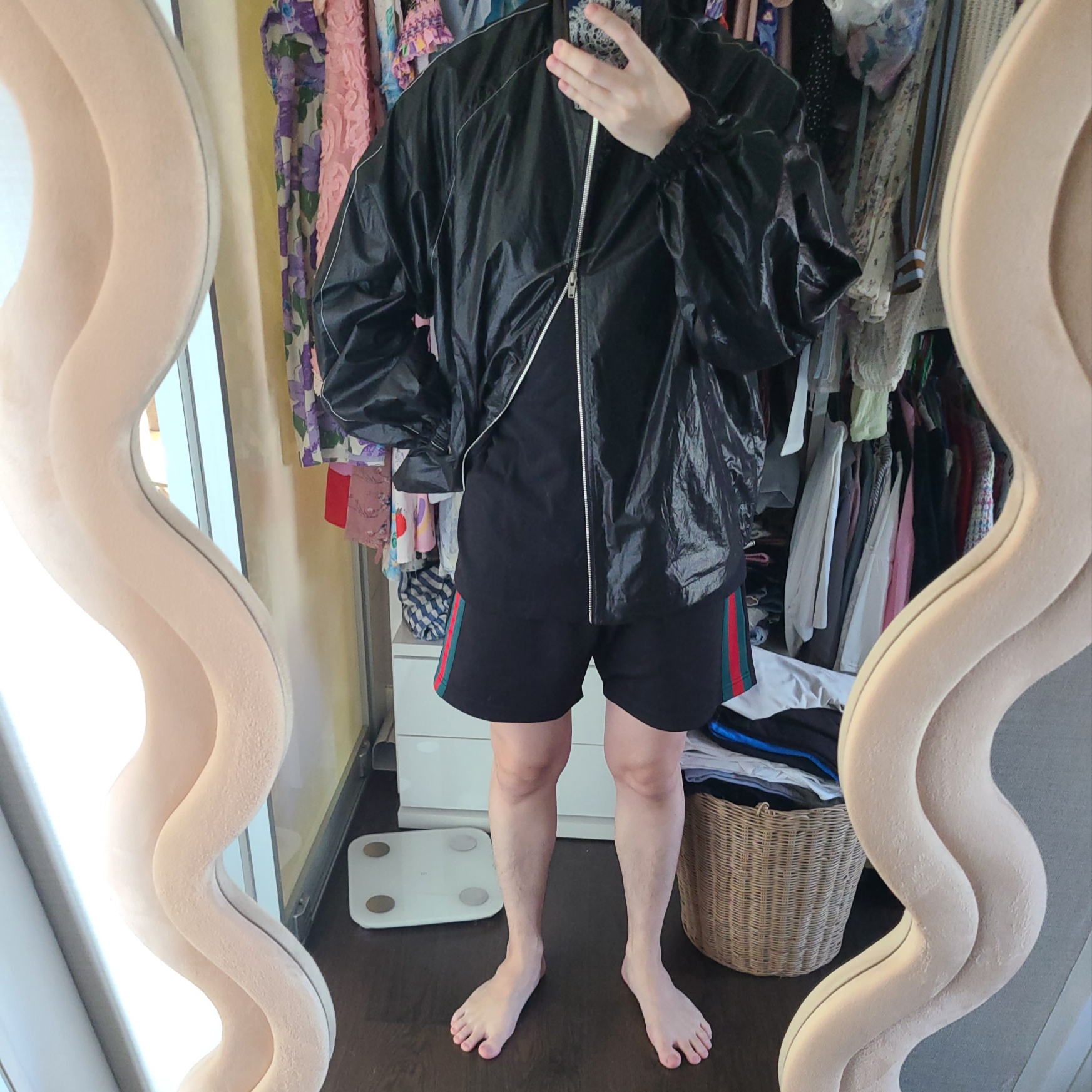 (W) Matin Kim Logo Coating Jumper Black 착용 스타일