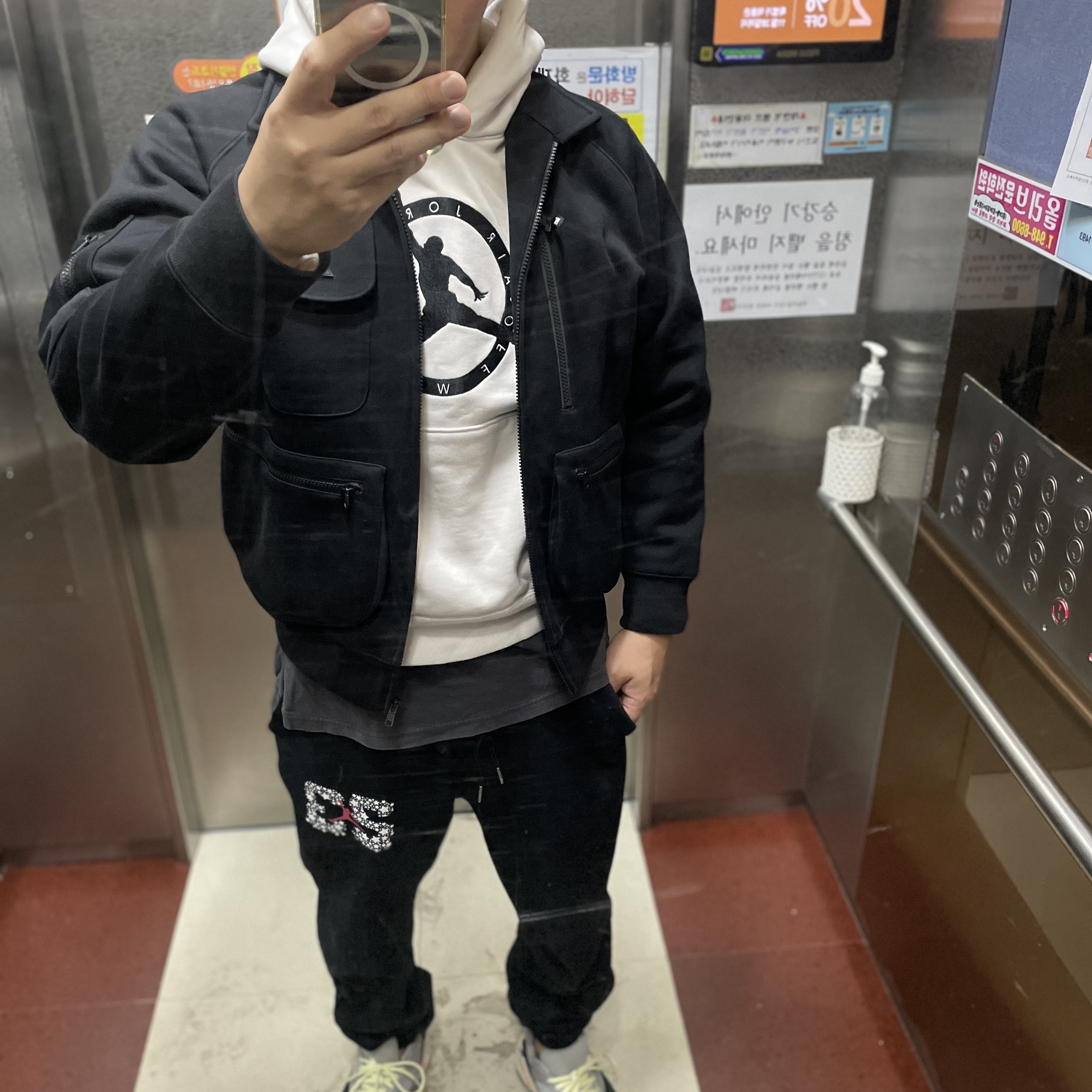 Palace Thermal Bonded Bomber Black - 22FW, Jordan x Off-White Hoodie Phantom - US/EU 착용 스타일 - 1