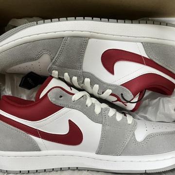 Jordan 1 Low SE Light Smoke Grey Gym Red 착용 스타일