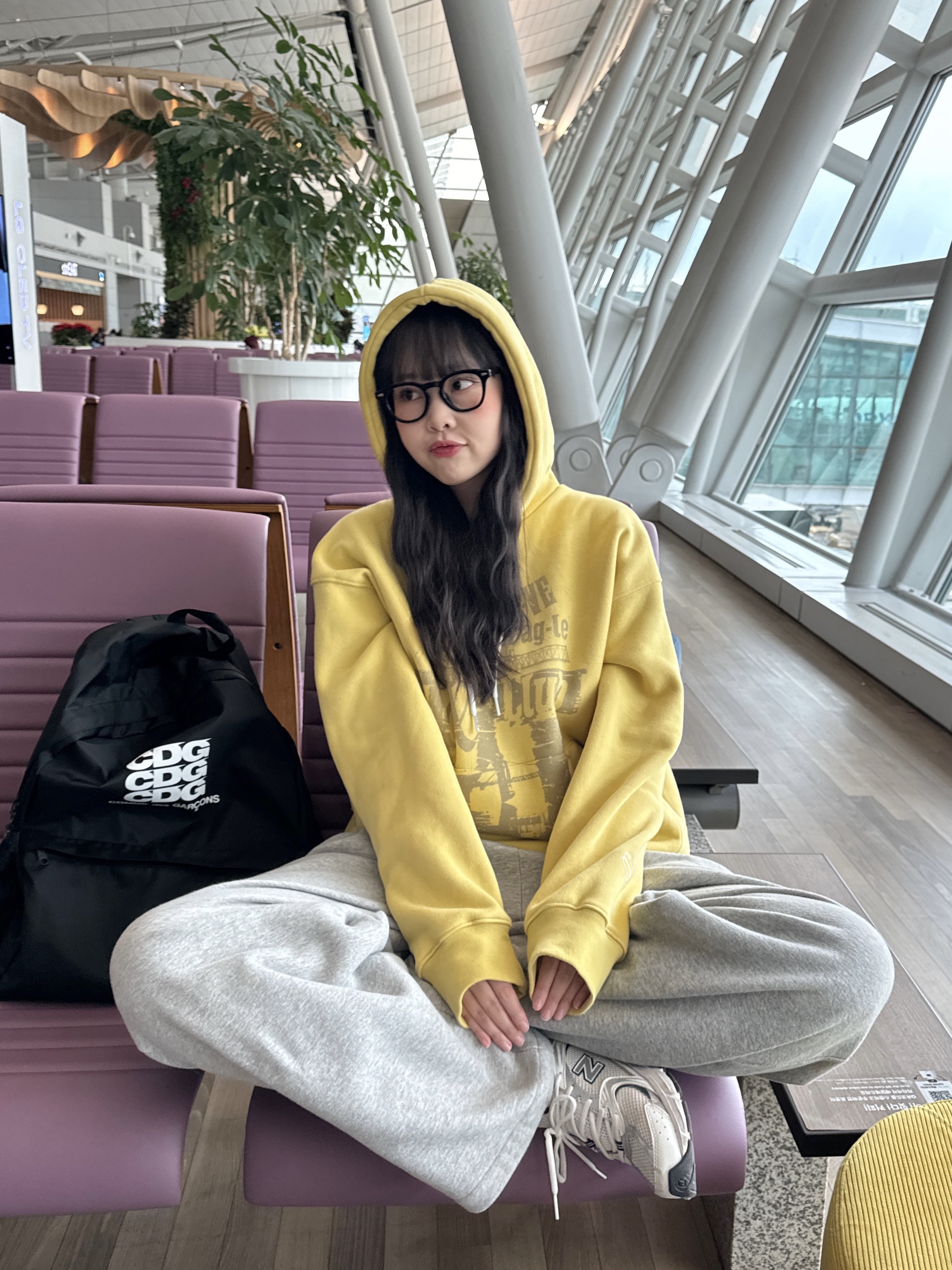 CDG Backpack Black, New Balance 530 White Silver 착용 스타일 - 1