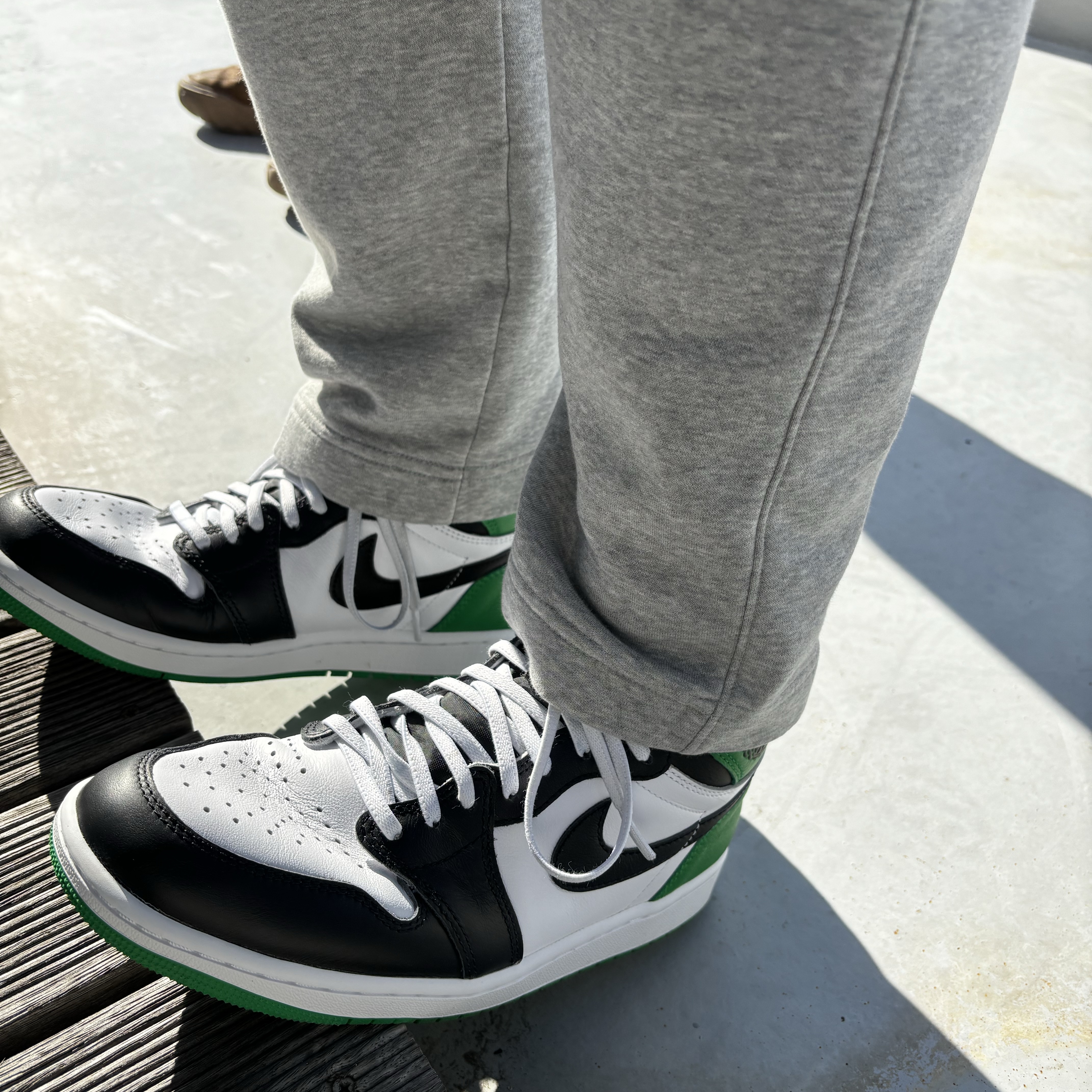 Jordan 1 Retro High OG Black and Lucky Green 착용 스타일 - 1