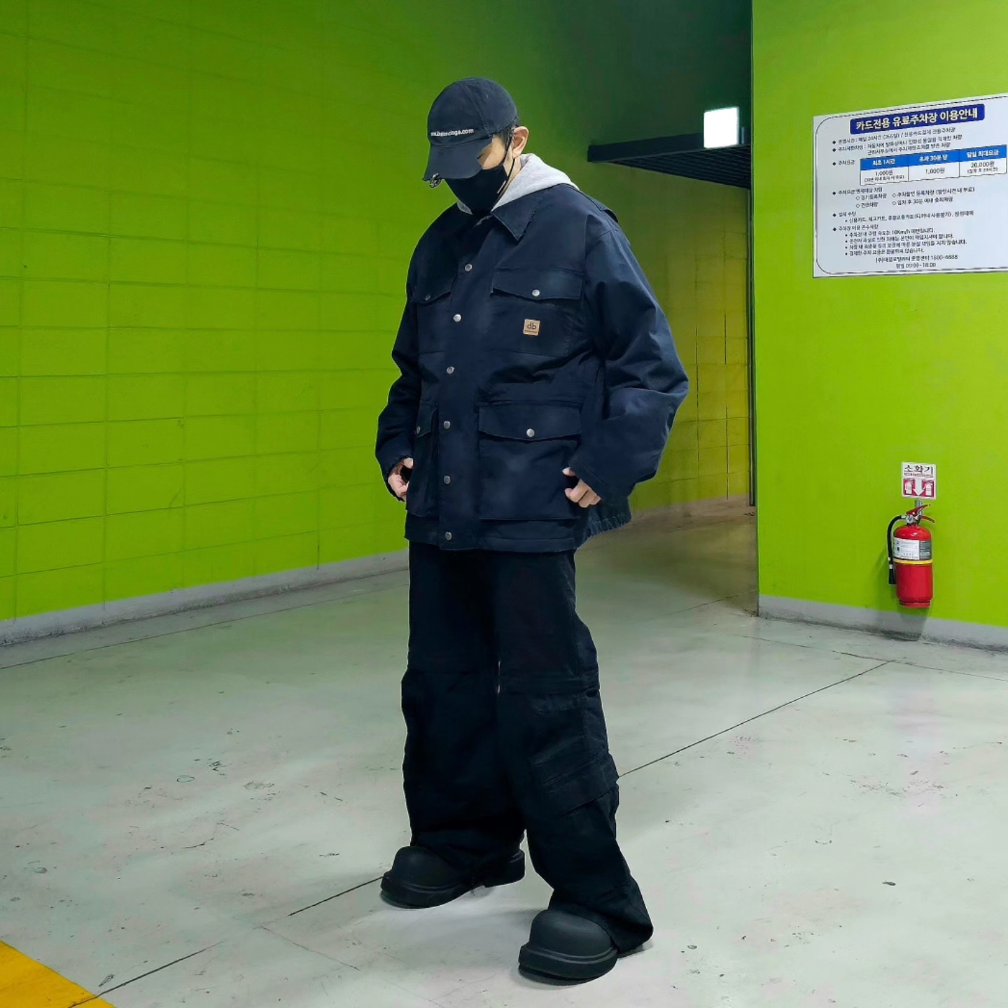 Balenciaga Double B Workwear Oversized Parka Dark Navy, Balenciaga Flared Cargo Pants Black 착용 스타일 - 3