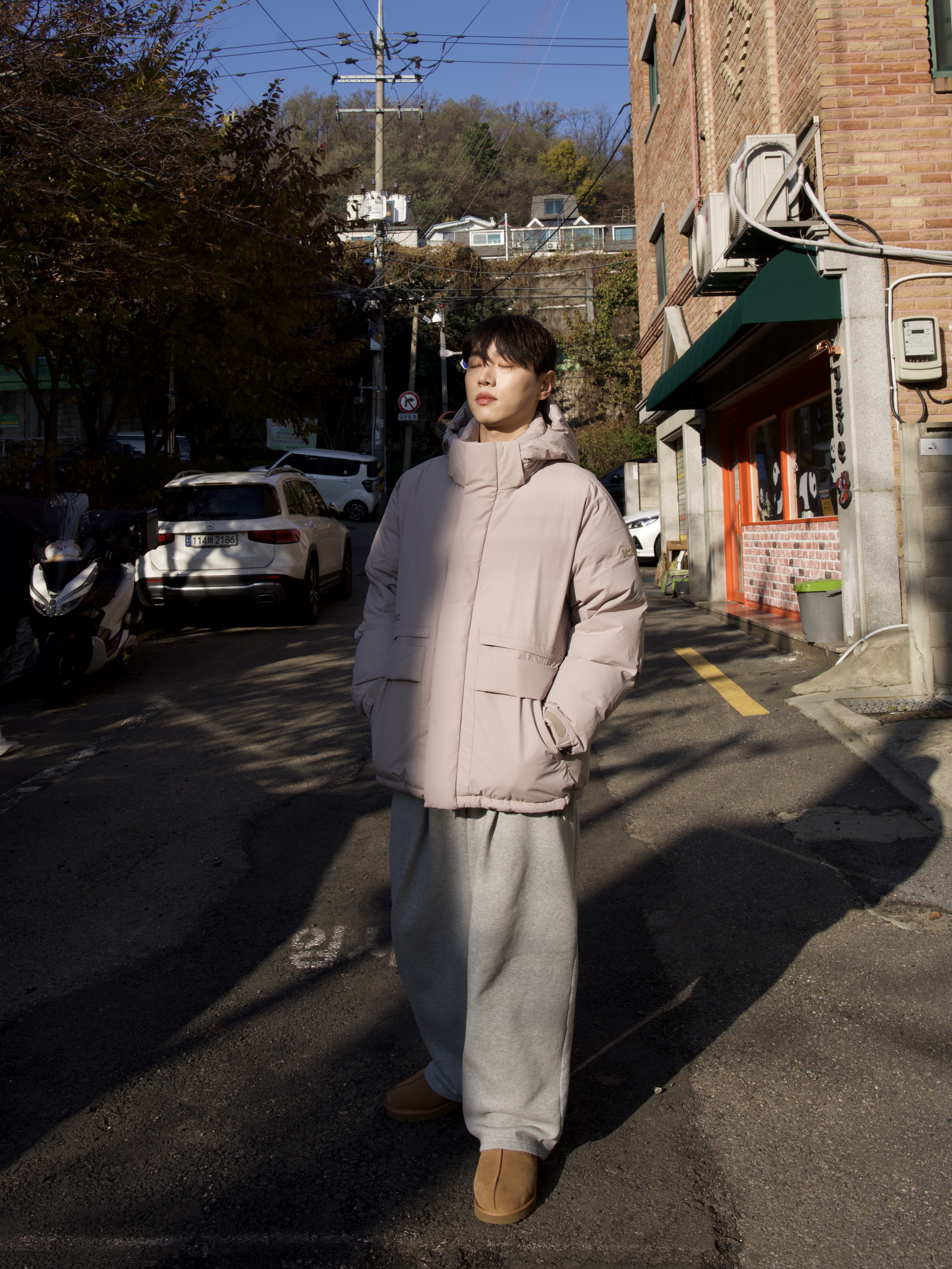UGG Tasman Slipper Chestnut 착용 스타일 - 3