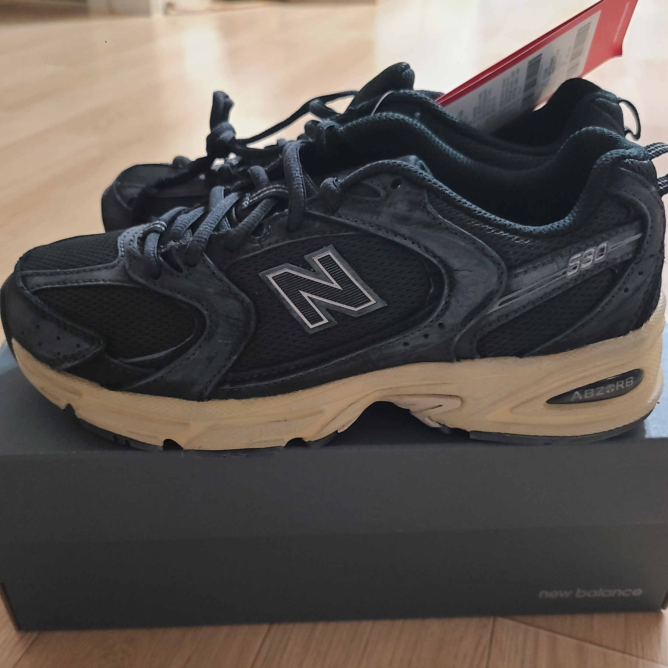 New Balance 530 Vintage Black Gum 착용 스타일