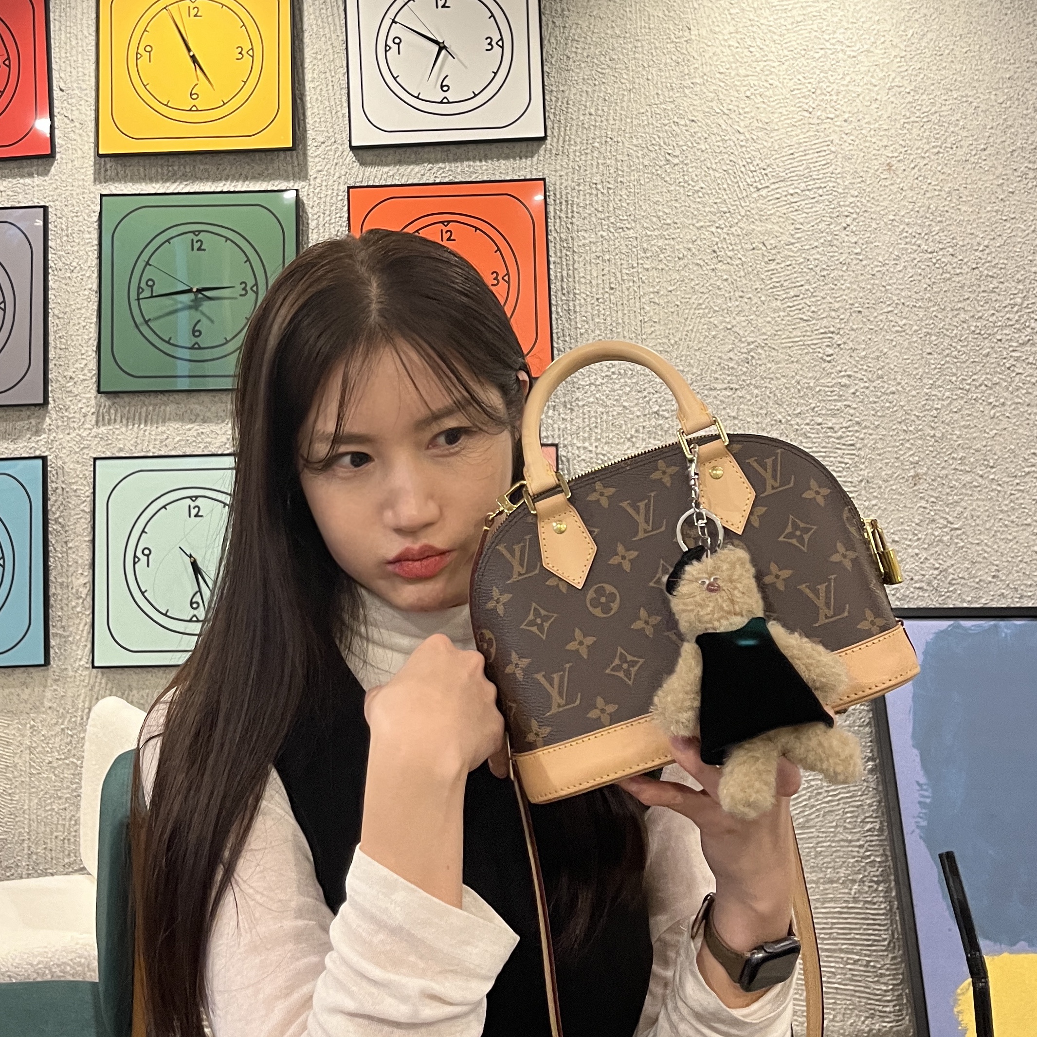Louis Vuitton Alma BB Monogram 착용 스타일 - 3