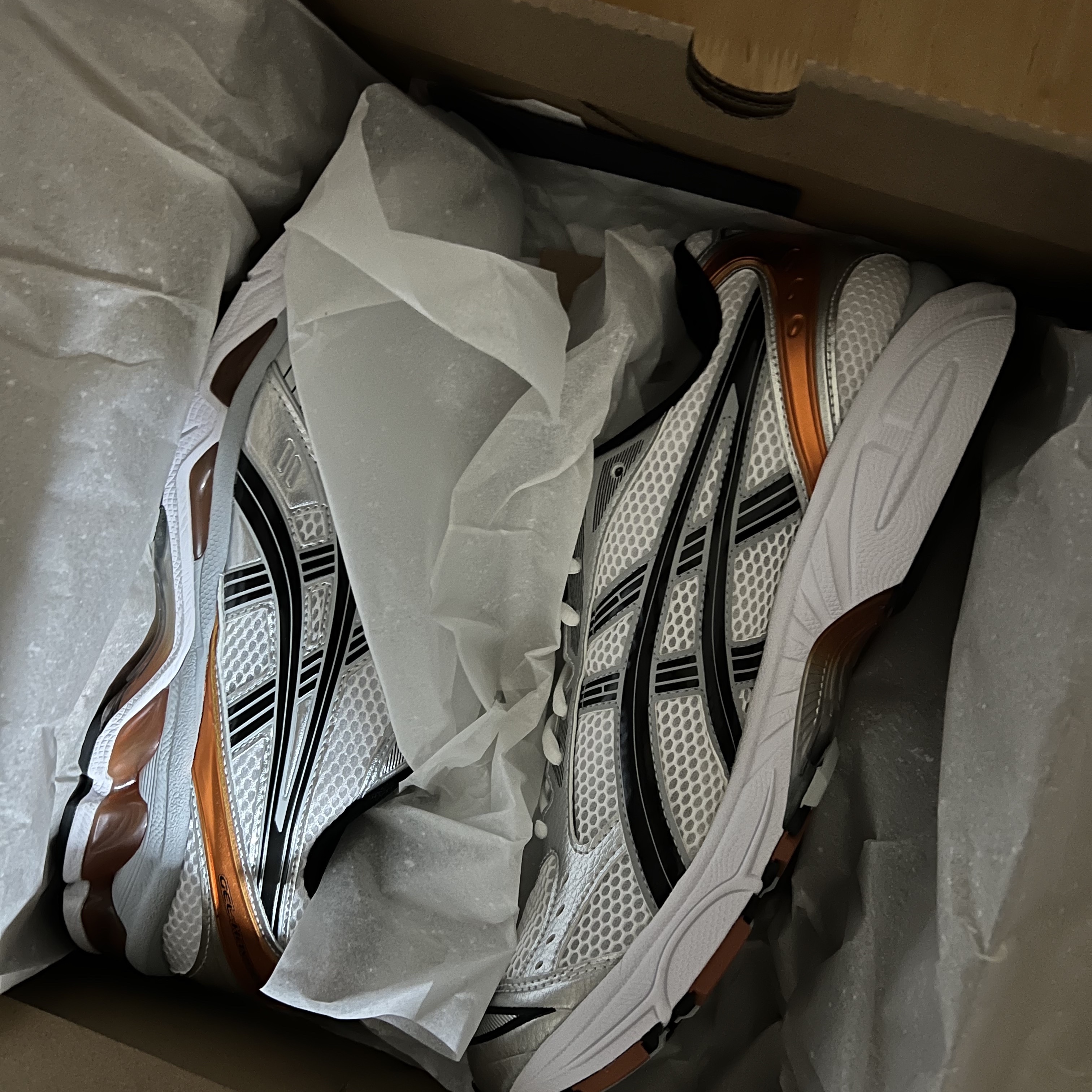 Asics Gel-Kayano 14 White Piquant Orange 착용 스타일