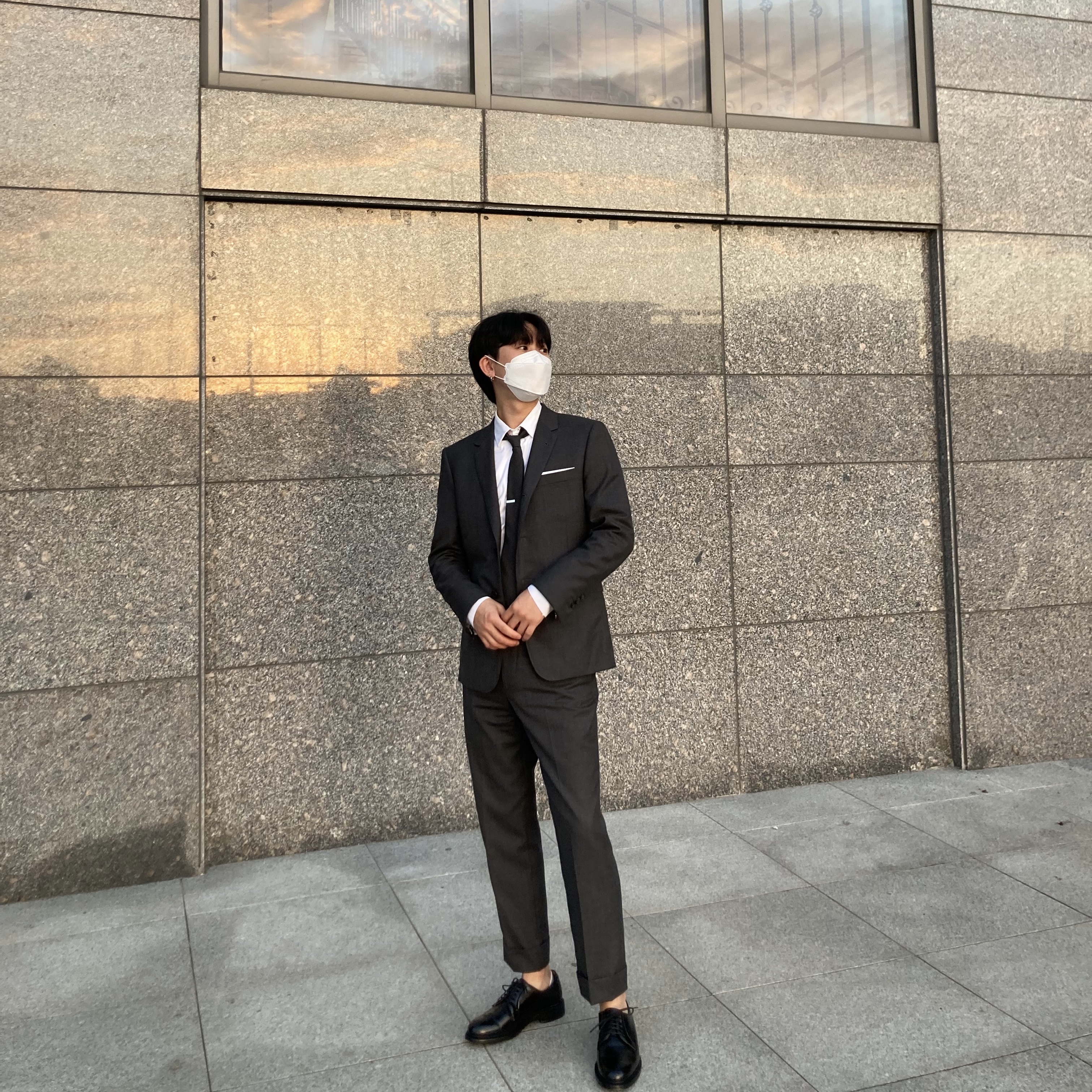 Thom Browne Super 120S Wool Twill Classic Suit Dark Grey 착용 스타일