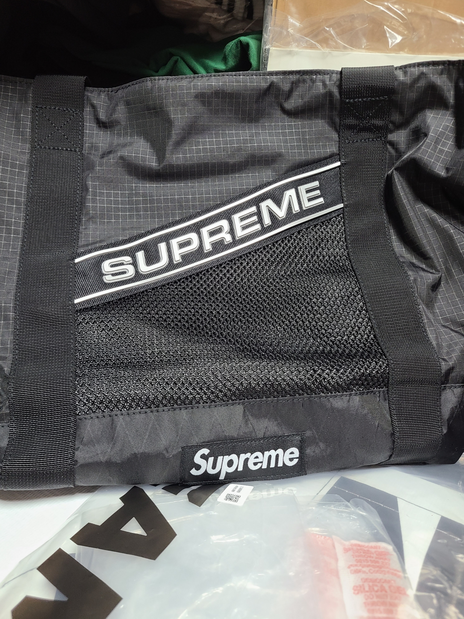 Supreme Tote Bag Black - 23FW 착용 스타일 - 1