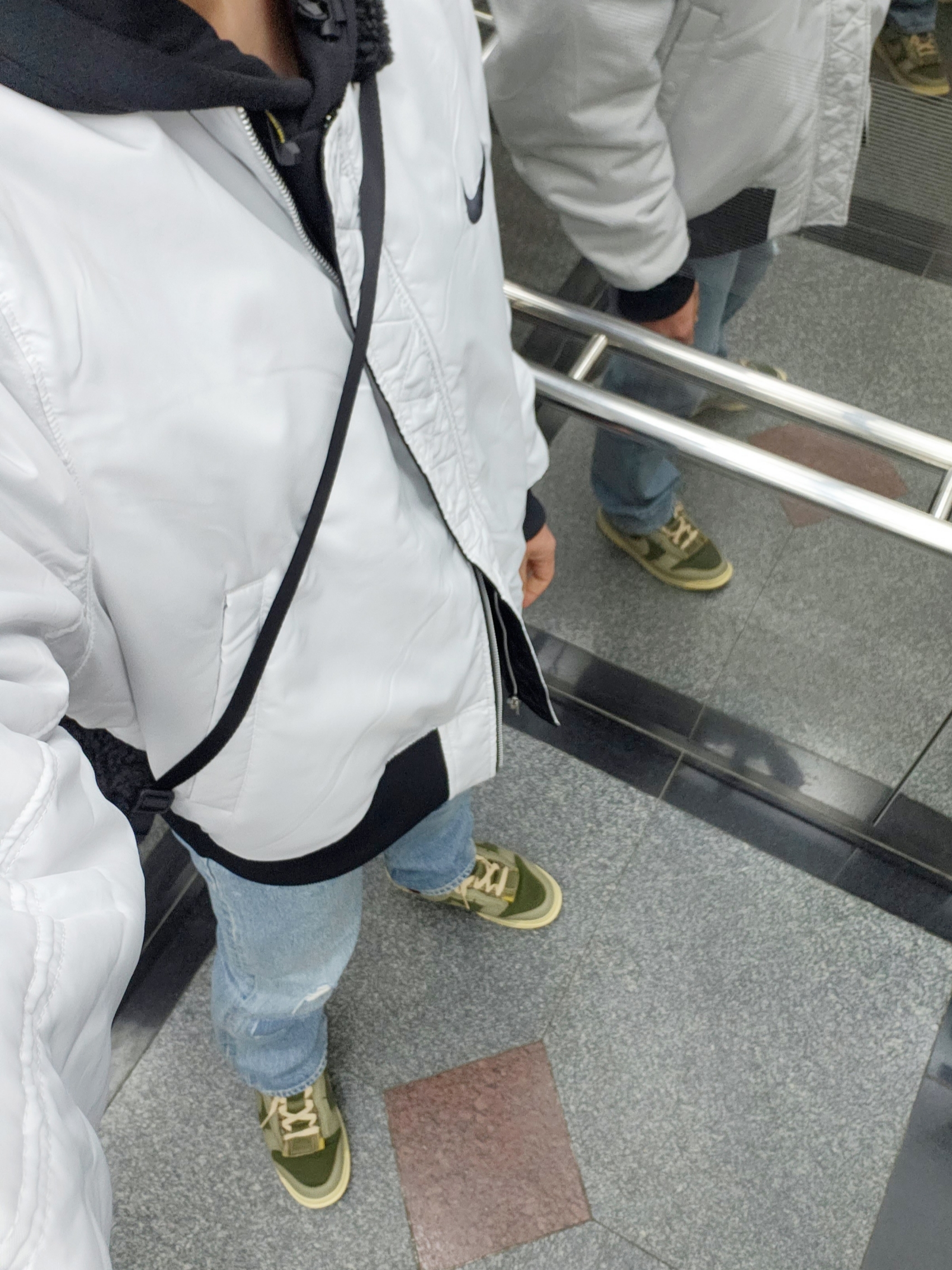 (Kids) Nike NSW Faux Fur Crossbody Bag Black, Nike Air Dunk Jumbo Medium Olive 착용 스타일 - 1