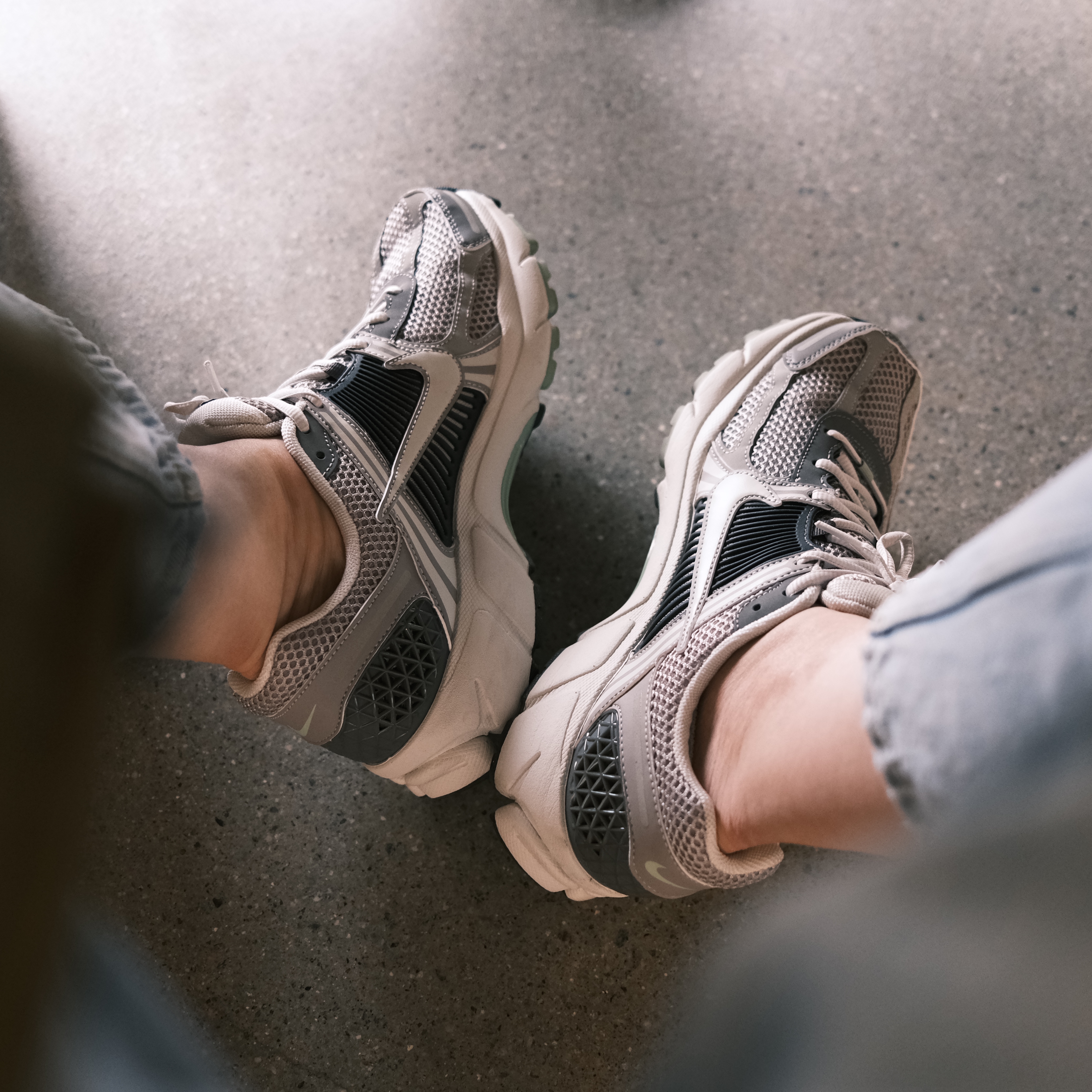 (W) Nike Zoom Vomero 5 Cobblestone and Flat Pewter 착용 스타일