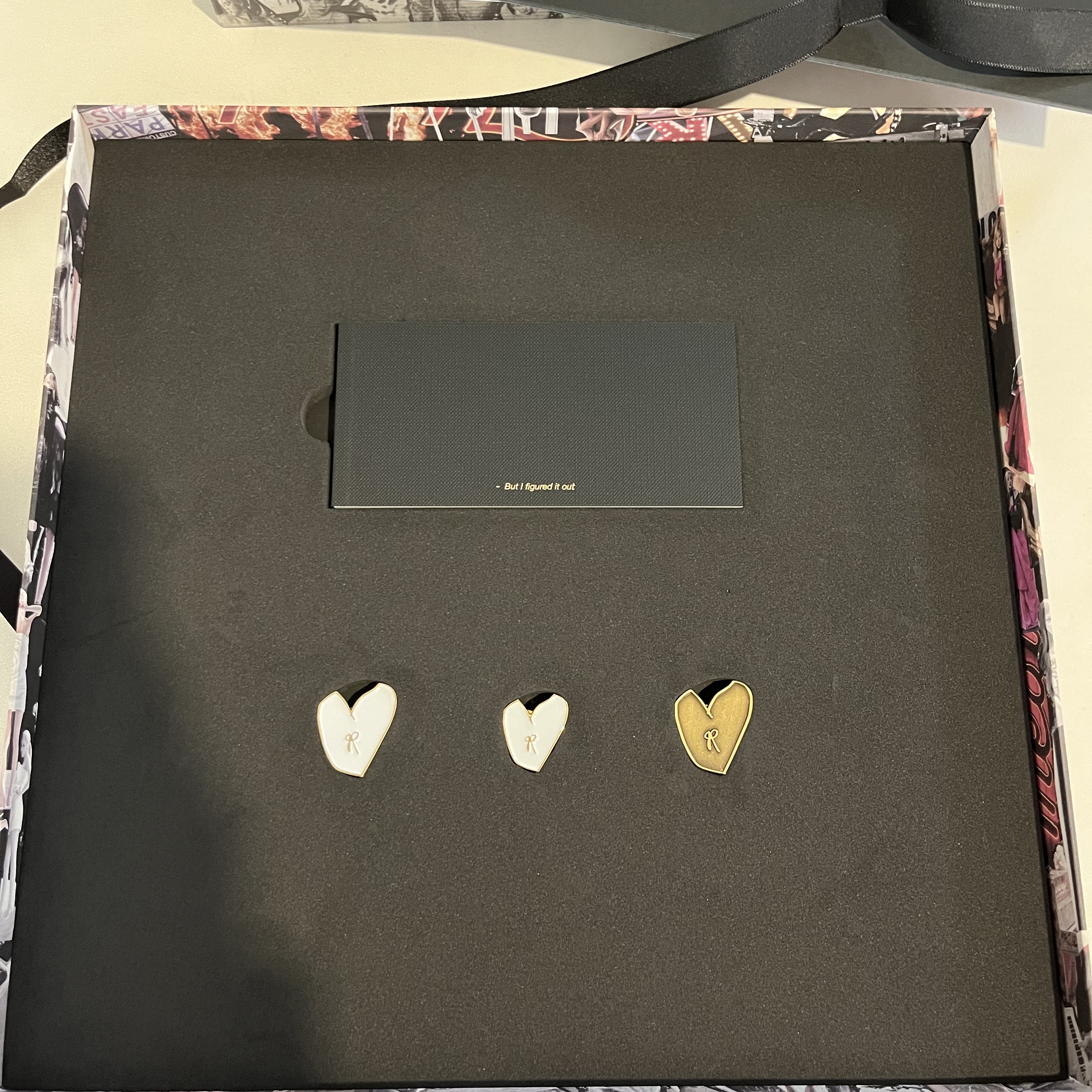 Rose First Single Vinyl LP R Limited Edition, Audio-Technica AT-LP120XUSB Direct Drive USB Turntable Silver (Korean Ver.) 착용 스타일 - 2