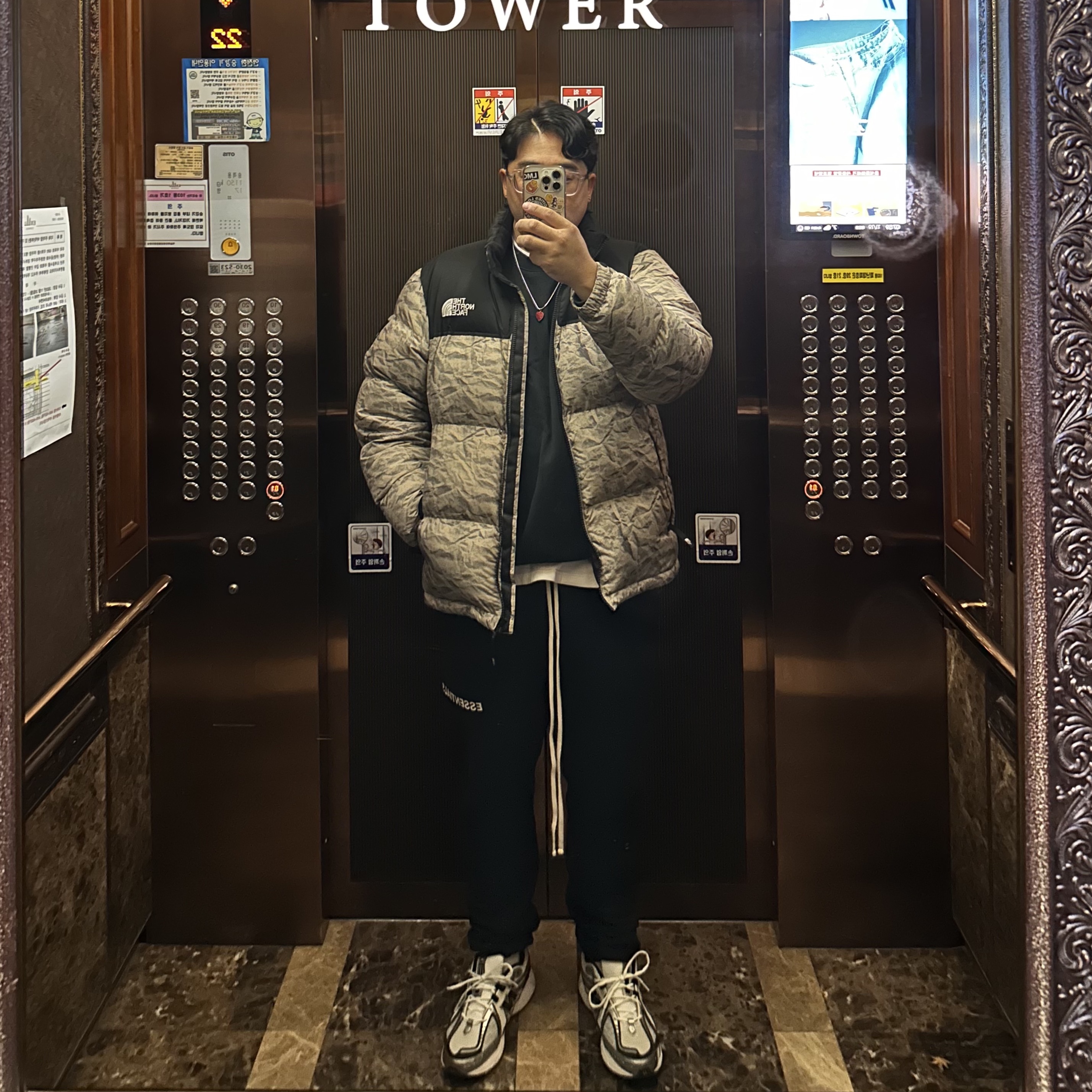 Gentle Monster x Maison Margiela MM011 Clear Black Gradient, The North Face White Label Novelty Nuptse Down Jacket Beige 착용 스타일 - 1