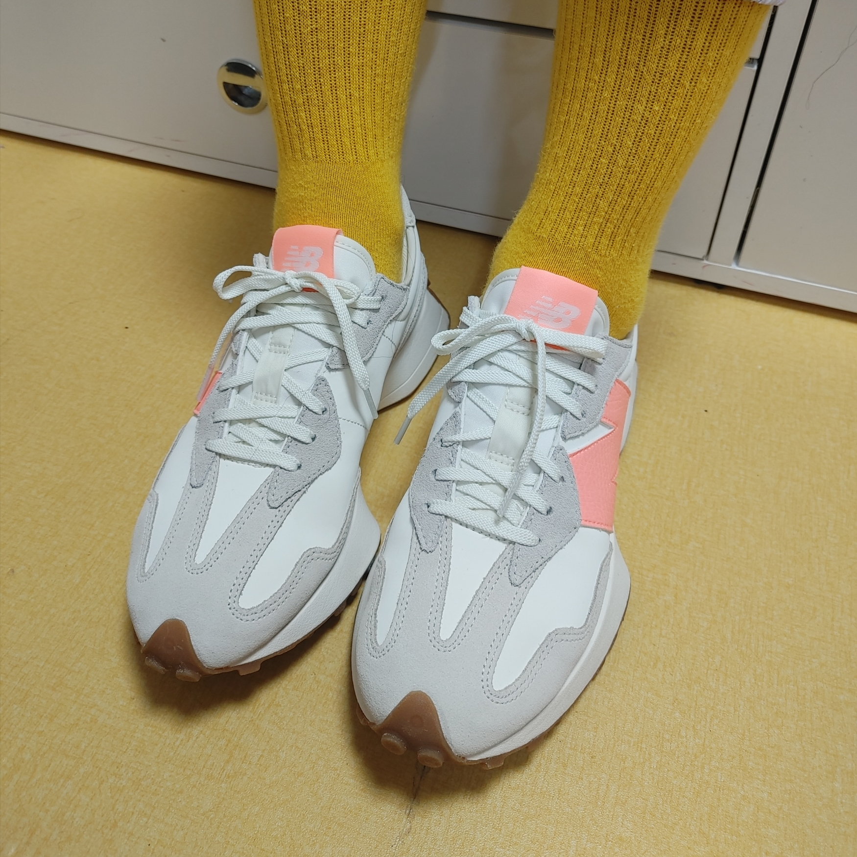 (W) New Balance 327 Pink White 착용 스타일 - 2