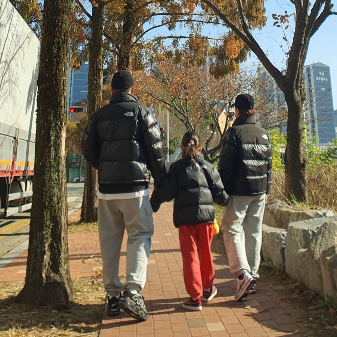 The North Face Nuptse Hybrid Down Ball Jacket Black, (Kids) The North Face 1996 Eco Nuptse Down Jacket Black 착용 스타일 - 3