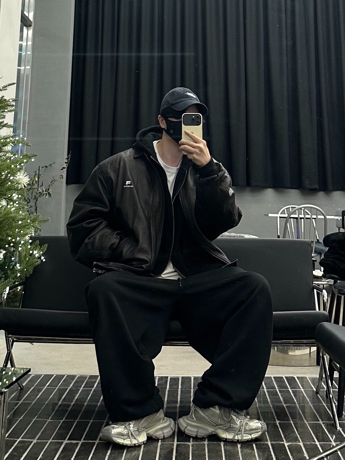 Undermycar Mu.11 Anti Fxxking Logo Play Oversized Pigment Hood Zip-up Black, Balenciaga Sporty B Taxi Blouson Black 착용 스타일 - 2