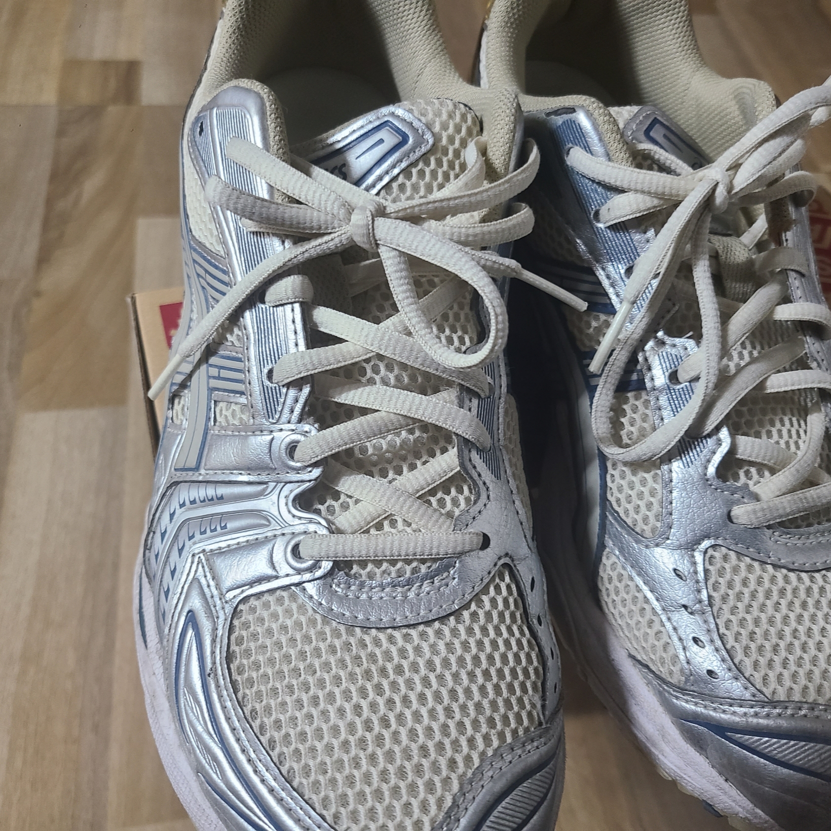 Asics Gel-Kayano 14 Cream Pure Silver 착용 스타일