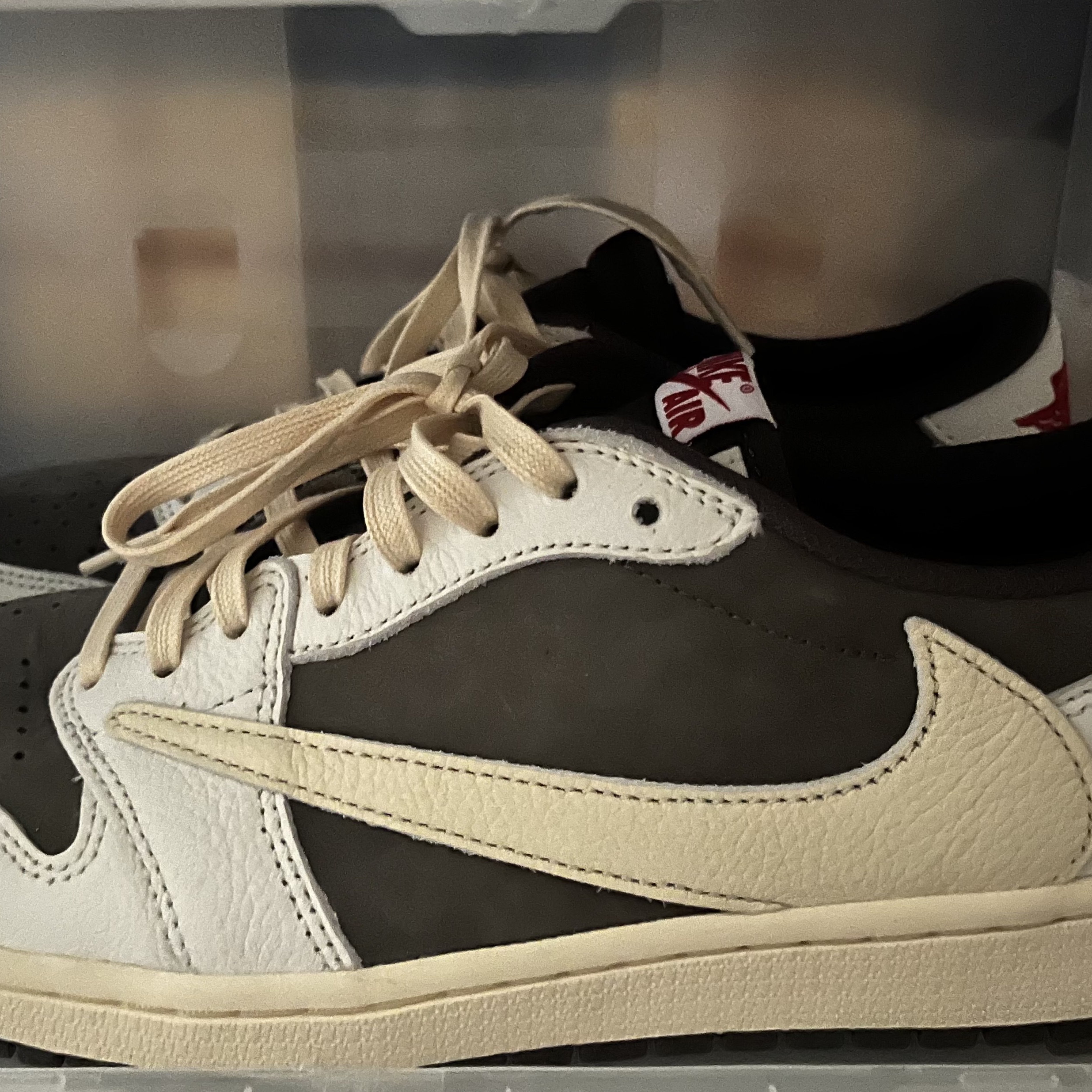 Jordan 1 x Travis Scott Retro Low OG SP Sail and Ridgerock 착용 스타일