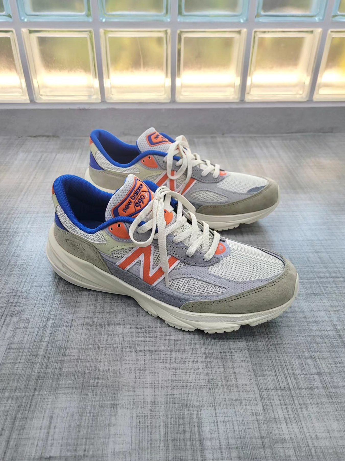 New Balance x Kith x Madison Square Garden 990v6 Made in USA Angora Royal Blue 착용 스타일 - 1