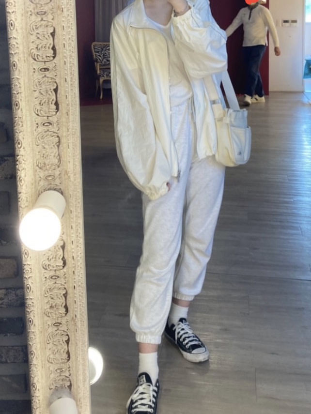 (W) Matin Kim Logo Coating Jumper Ivory 착용 스타일 - 1