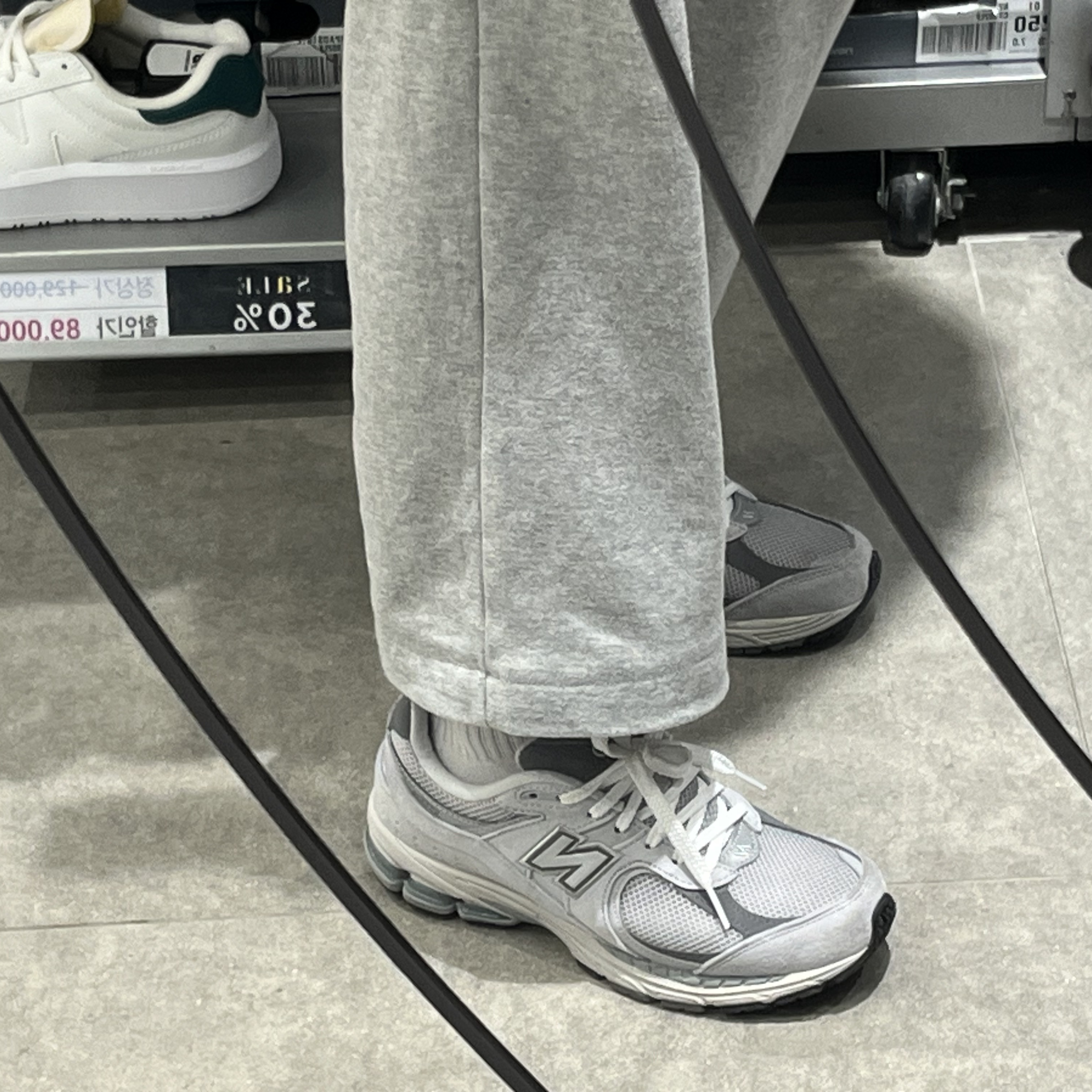 New Balance 2002R T2 Gray 착용 스타일