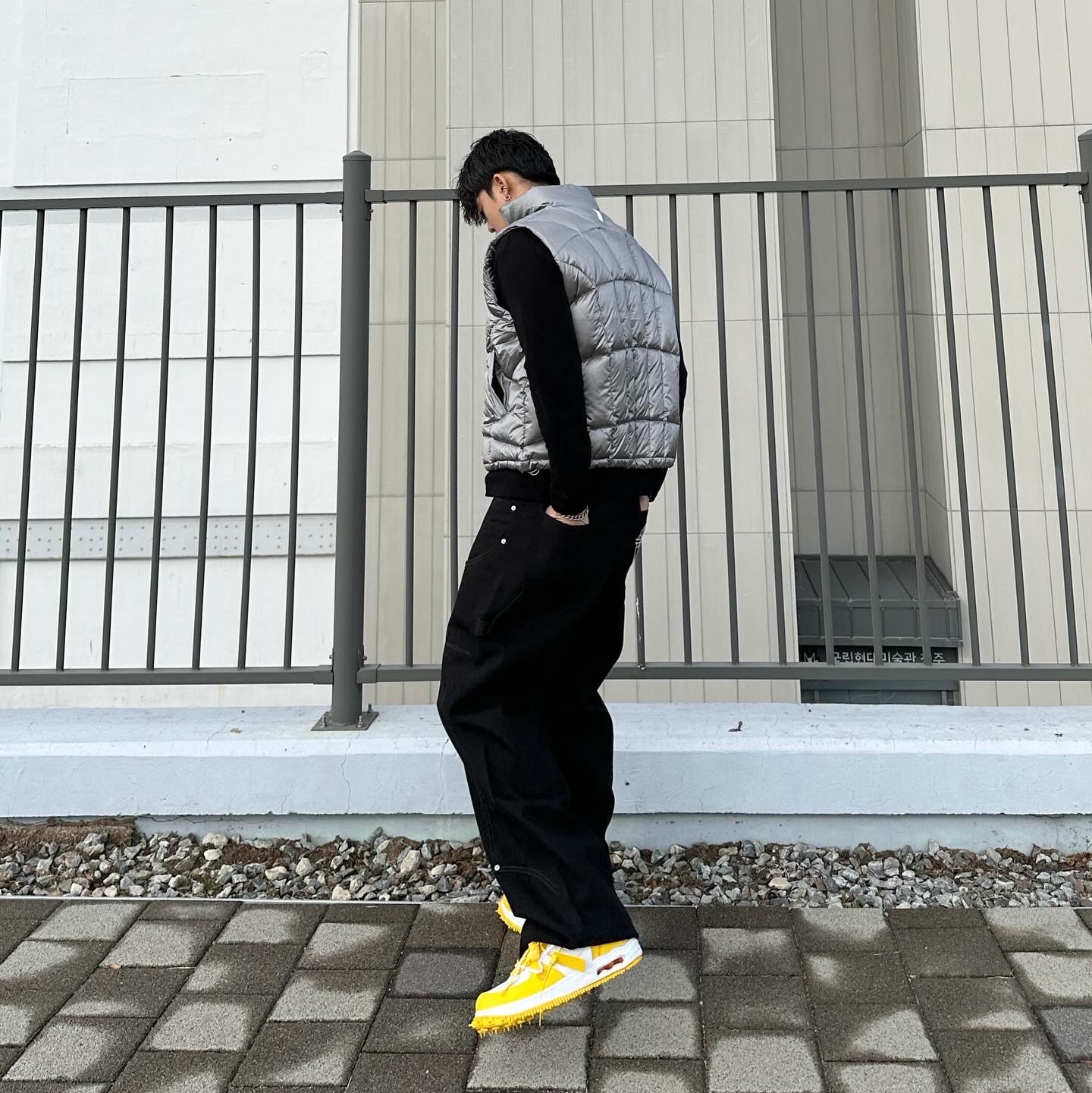 Nike x Off-White Air Force 1 Mid SP Leather Varsity Maize 착용 스타일 - 2