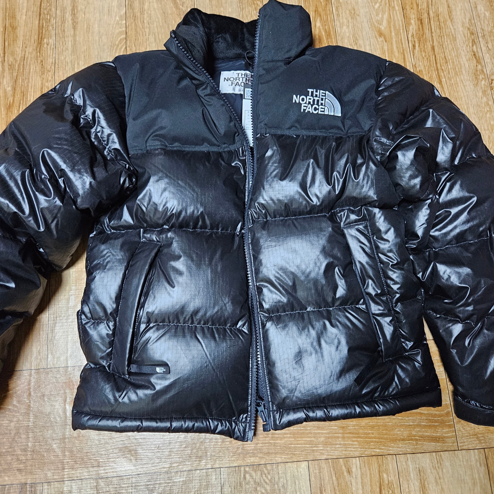 (W) The North Face White Label Novelty Nuptse Down Jacket SP Real Black 착용 스타일 - 2