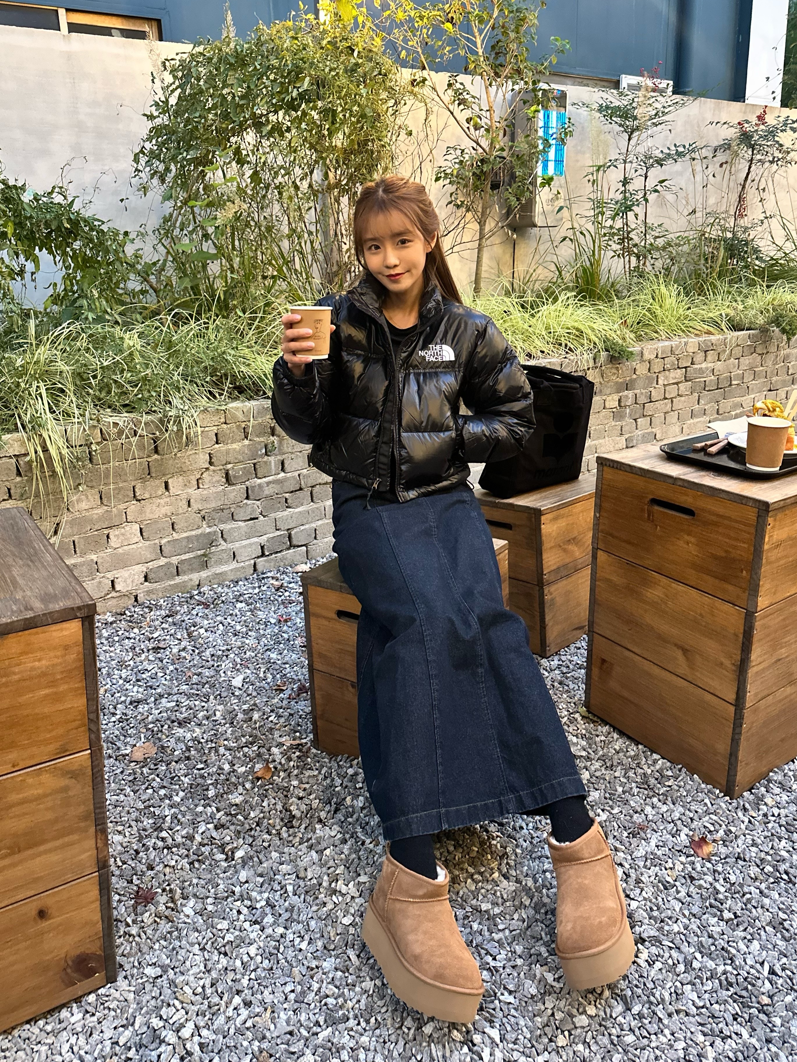 (W) UGG Classic Ultra Mini Platform Boots Chestnut, Isabel Marant Small Yenky Logo Tote Bag Black 착용 스타일 - 1