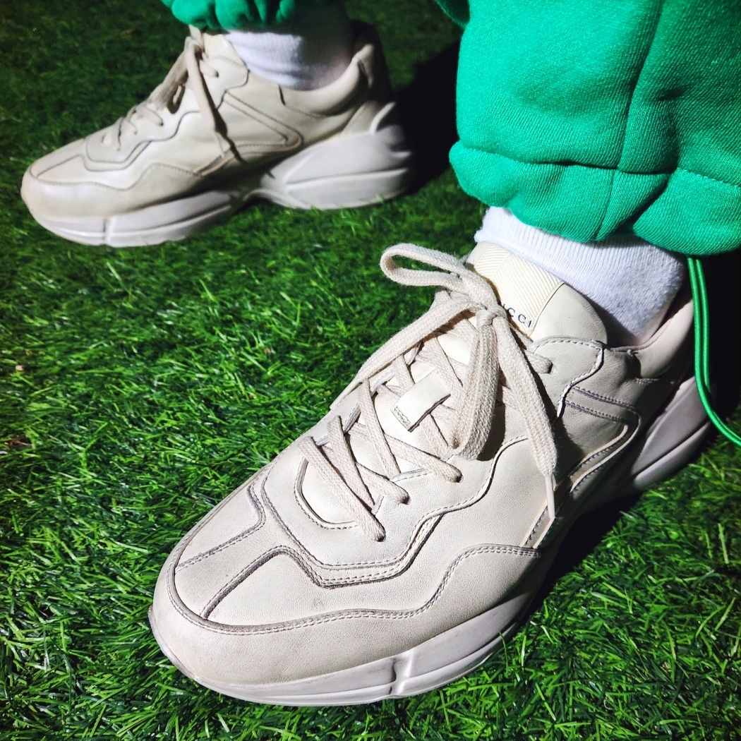 Gucci Rhyton Leather Sneakers Distressed Ivory 착용 스타일 - 5