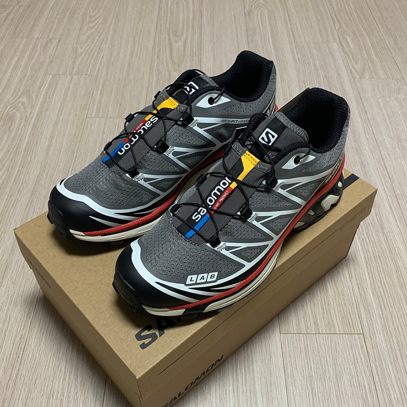 Salomon XT-6 Pewter Aurora Red 착용 스타일 - 1