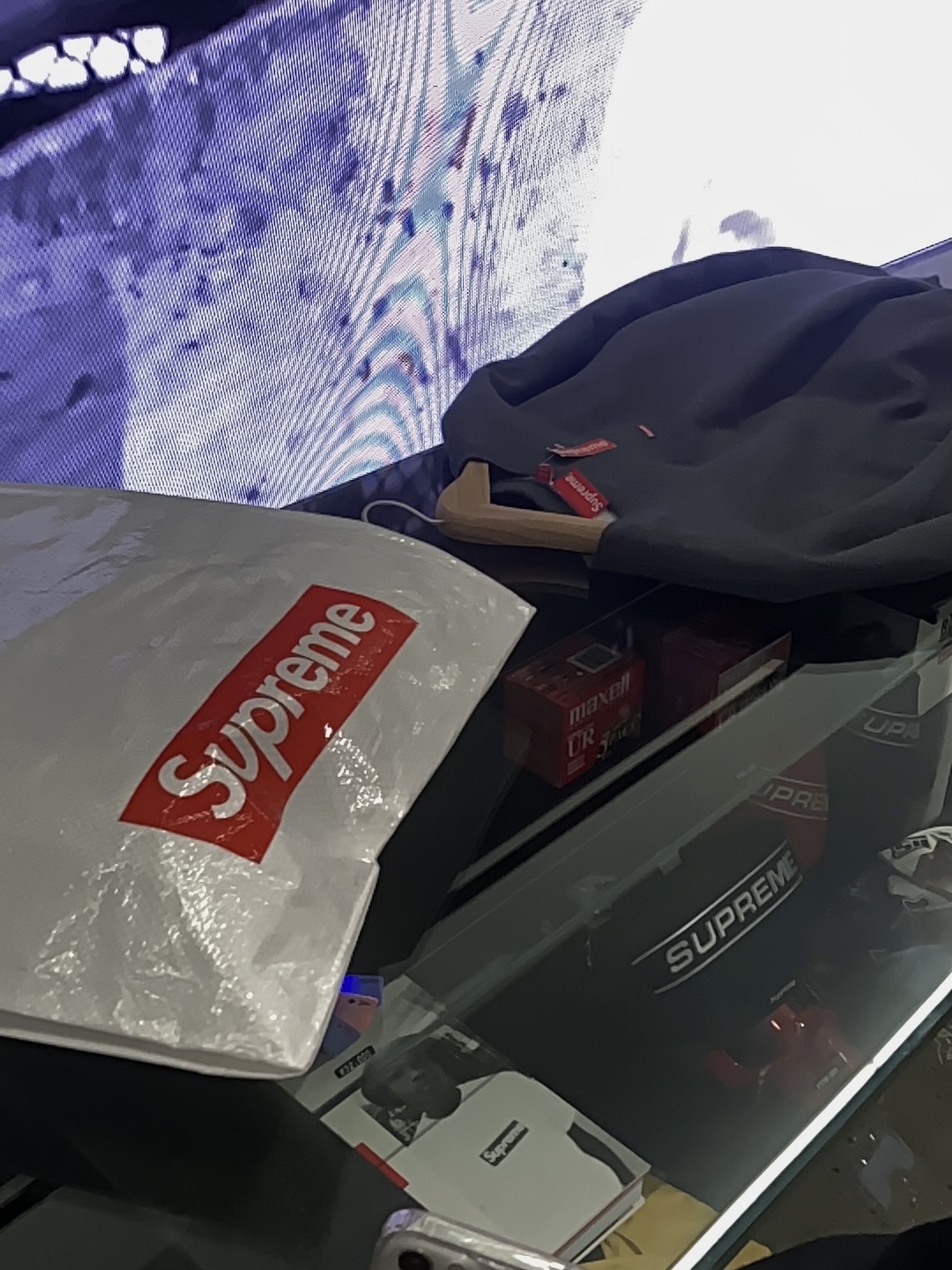 Supreme Small Box Drawcord Hooded Sweatshirt Heather Grey - 23FW, Supreme Small Box Crewneck Charcoal - 23FW 착용 스타일 - 3