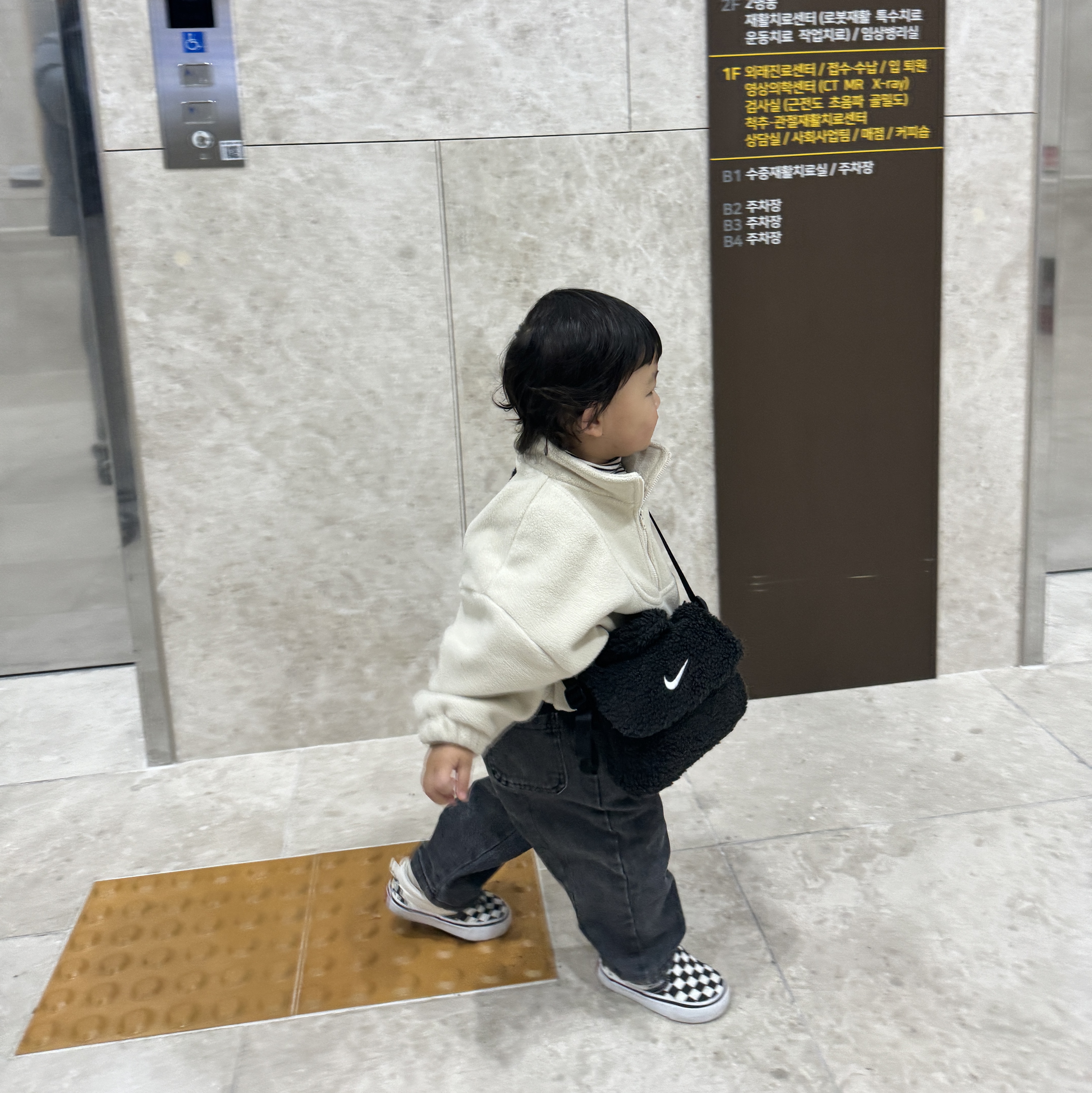 (Kids) Nike NSW Faux Fur Crossbody Bag Black 착용 스타일