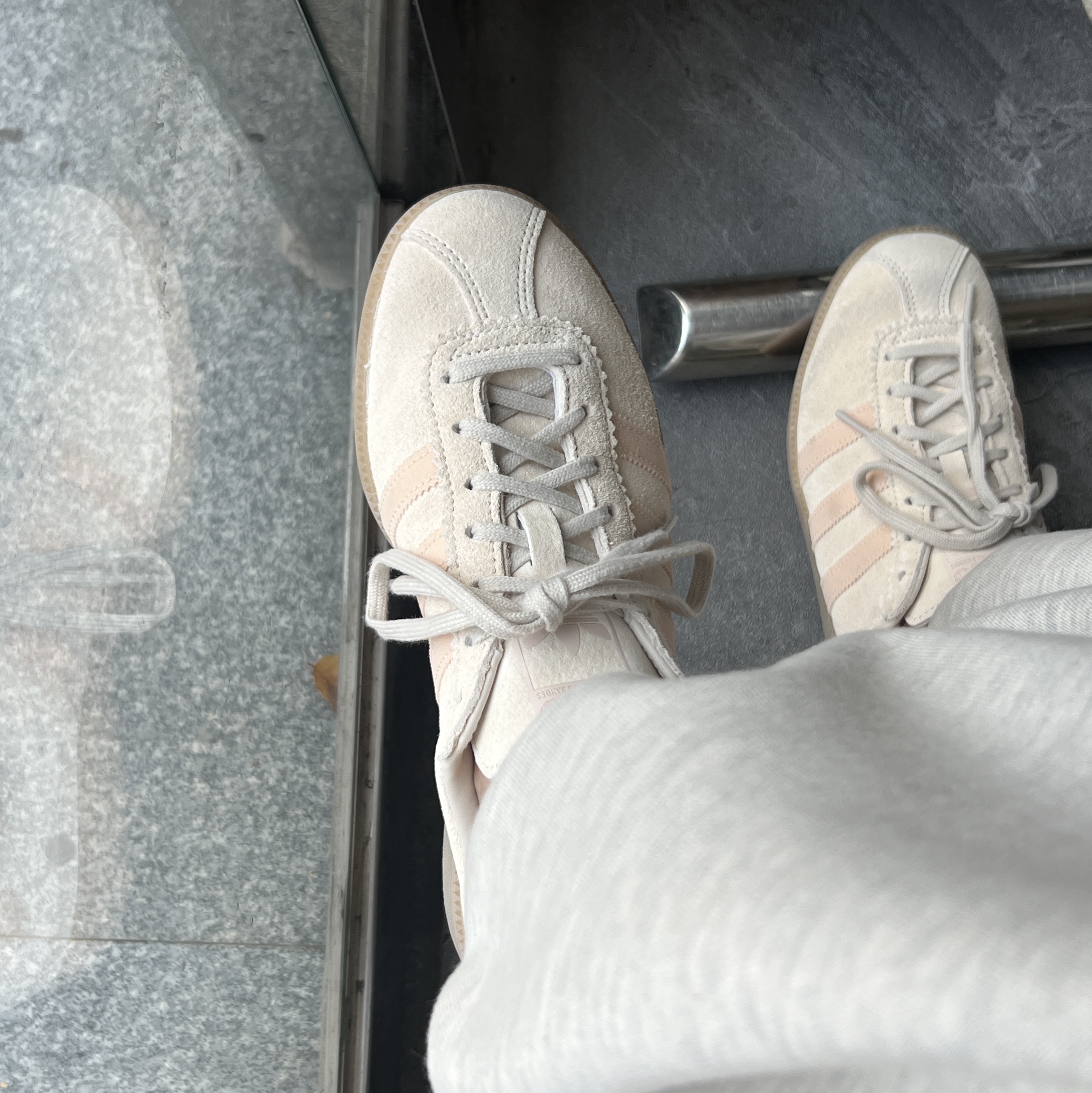 Adidas Bermuda Wonder White 착용 스타일 - 1
