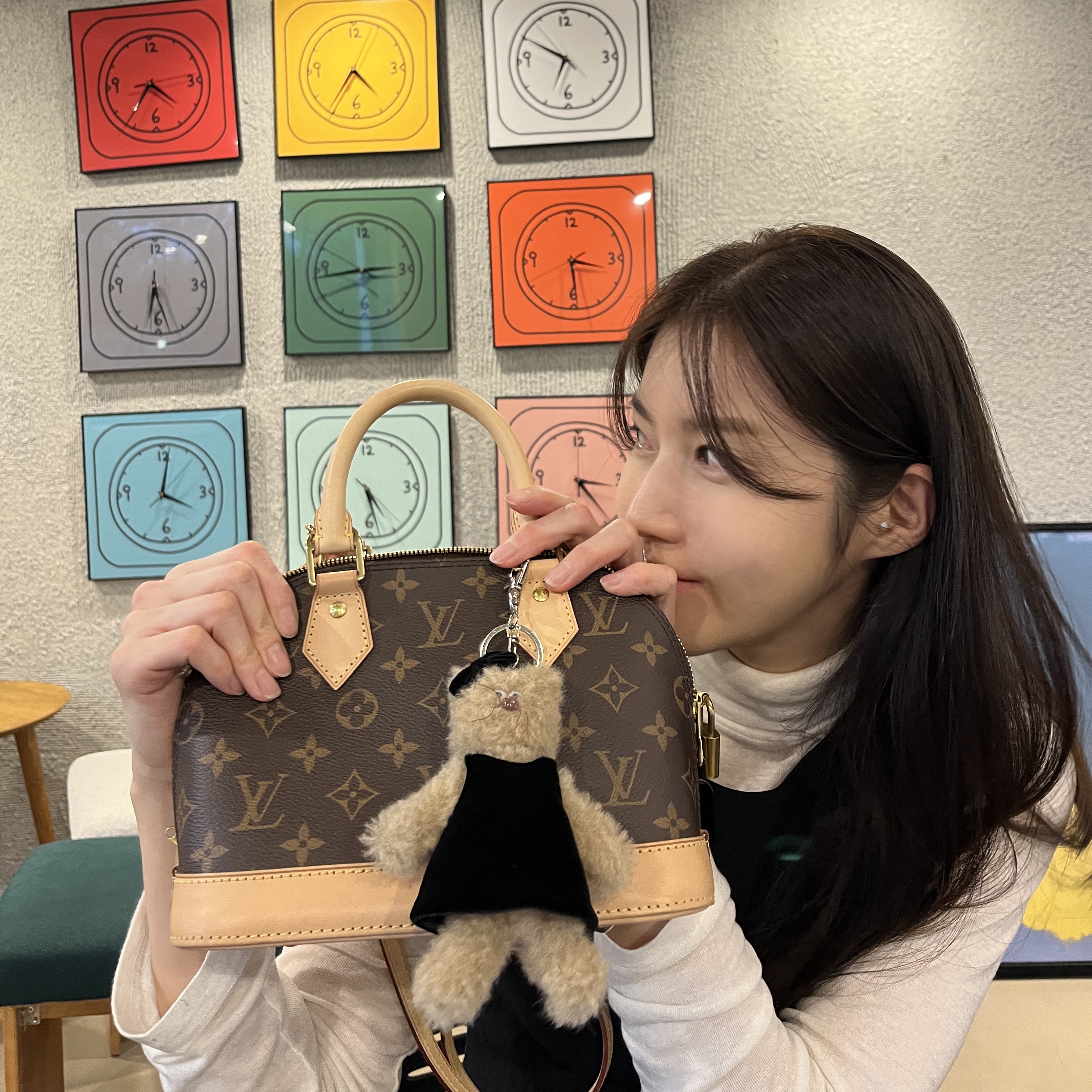 Louis Vuitton Alma BB Monogram 착용 스타일 - 2
